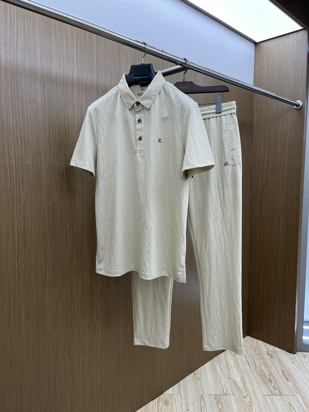 NO:735181,Early spring/set KIton 1956 spring and summer new simple casual suit. Selected Xinjiang long-staple cotton. The yarn is environmentally friendly and dyed. The fabric is washed, soft and comfortable. Diversified matching. In line with the current innovative trend of fashion. Collision of retro and modern elements. Extreme violent aesthetics. Fashion matching. Complete three standards. Same style for men and women. Size M-4XL jnb,,19860909早春/套 KIton 1956春夏新款简约休闲套装 精选新疆长绒棉 纱线环保染色定型 面料洗水上身软软舒适 多元化搭配 符合眼下时尚前沿的创新趋势 复古与现代化元素的碰撞 极端的暴力美学.时尚搭配 三标齐全 男女同款 尺码M-4XL  jnb,,,Men's clothing