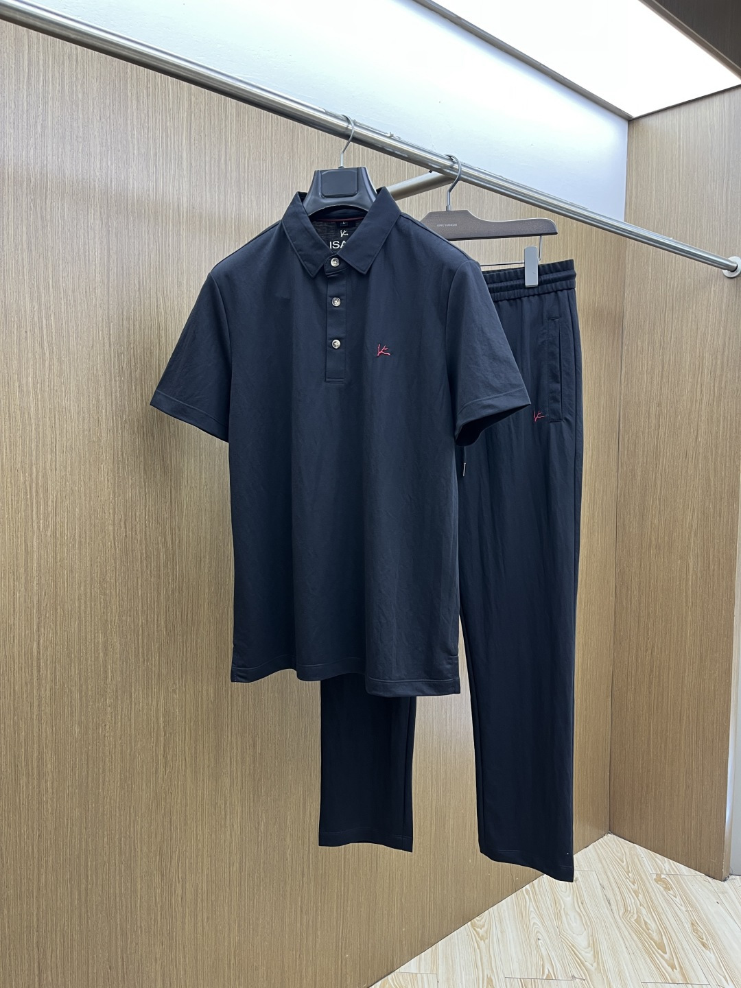 NO:735184,Early spring/set Kiton 1956 spring and summer new simple casual suit. Selected Xinjiang long-staple cotton. The yarn is environmentally friendly and dyed. The fabric is washed, soft and comfortable. Diversified matching. In line with the current innovative trend of fashion cutting-edge. Collision of retro and modern elements. Extreme violent aesthetics. Fashion matching. Complete three standards. Same style for men and women. Size M-4XL jnb,,19860909早春/套 Kiton 1956春夏新款简约休闲套装 精选新疆长绒棉 纱线环保染色定型 面料洗水上身软软舒适 多元化搭配 符合眼下时尚前沿的创新趋势 复古与现代化元素的碰撞 极端的暴力美学.时尚搭配 三标齐全 男女同款 尺码M-4XL  jnb,,,Men's clothing