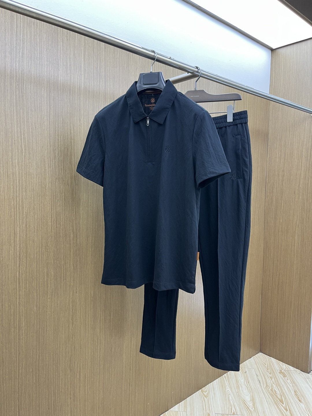 NO:735187,Early spring/set Zz 1956 spring and summer new simple casual suit. Selected Xinjiang long-staple cotton. The yarn is environmentally friendly and dyed. The fabric is washed and soft and comfortable. Diversified matching. In line with the current innovative trend of fashion. Collision of retro and modern elements. Extreme violent aesthetics. Fashion matching. Complete three standards. Same style for men and women. Size M-4XL jnb,,19860909早春/套 Zz 1956春夏新款简约休闲套装 精选新疆长绒棉 纱线环保染色定型 面料洗水上身软软舒适 多元化搭配 符合眼下时尚前沿的创新趋势 复古与现代化元素的碰撞 极端的暴力美学.时尚搭配 三标齐全 男女同款 尺码M-4XL  jnb,,,Men's clothing