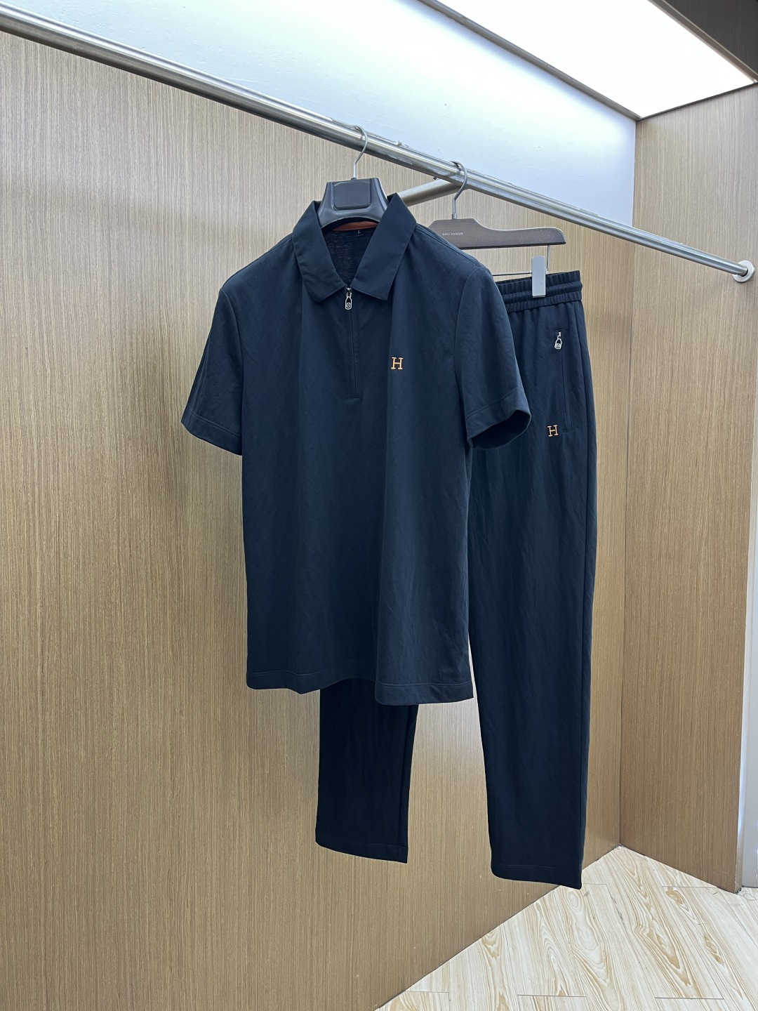 早春/套 HER 🔥🔥春夏新款简约休闲套装 精选新疆长绒棉 纱线环保染色定型 面料洗水上身软软舒适 多元