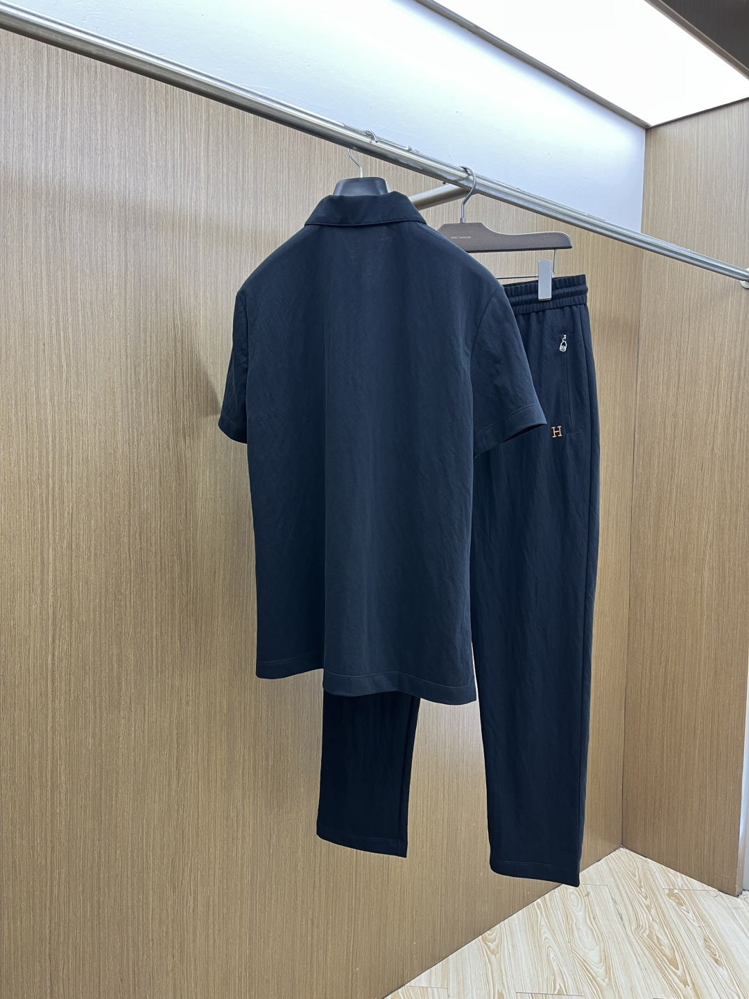 早春/套 HER 🔥🔥春夏新款简约休闲套装 精选新疆长绒棉 纱线环保染色定型 面料洗水上身软软舒适 多元