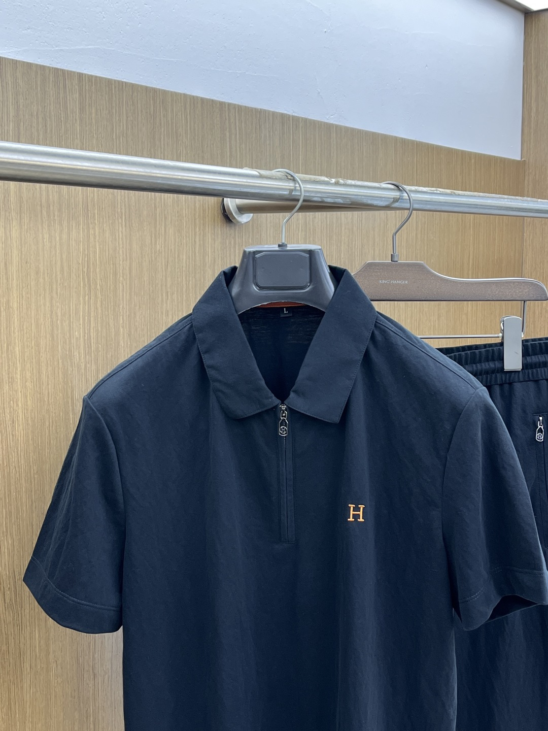 早春/套 HER 🔥🔥春夏新款简约休闲套装 精选新疆长绒棉 纱线环保染色定型 面料洗水上身软软舒适 多元