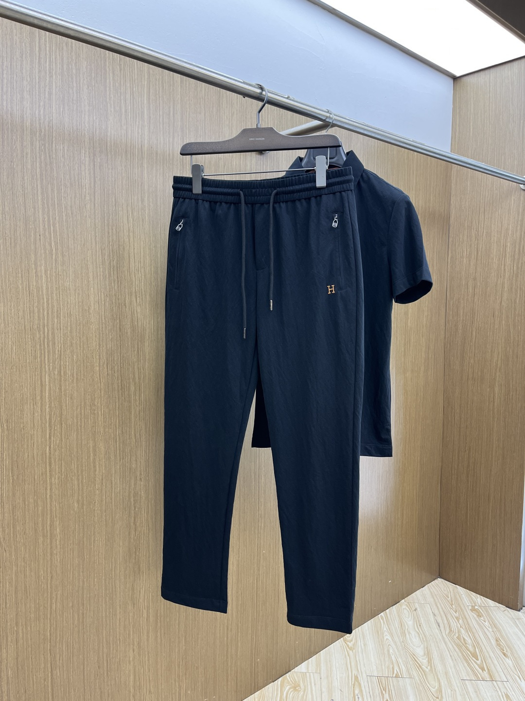 早春/套 HER 🔥🔥春夏新款简约休闲套装 精选新疆长绒棉 纱线环保染色定型 面料洗水上身软软舒适 多元