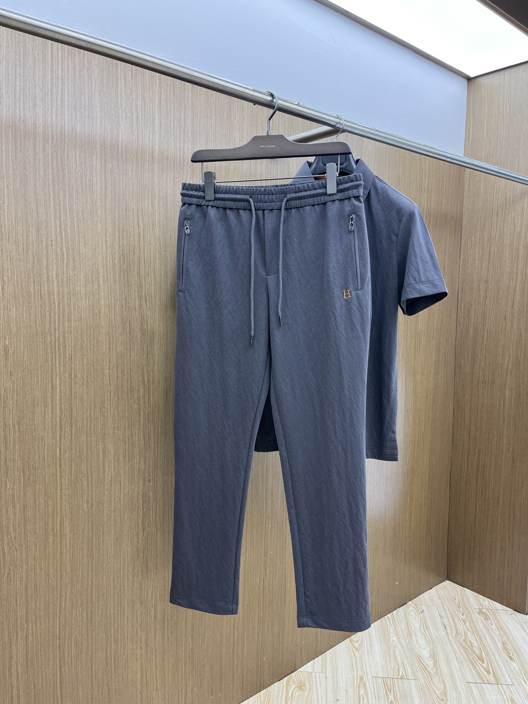 早春/套 HER 🔥🔥春夏新款简约休闲套装 精选新疆长绒棉 纱线环保染色定型 面料洗水上身软软舒适 多元