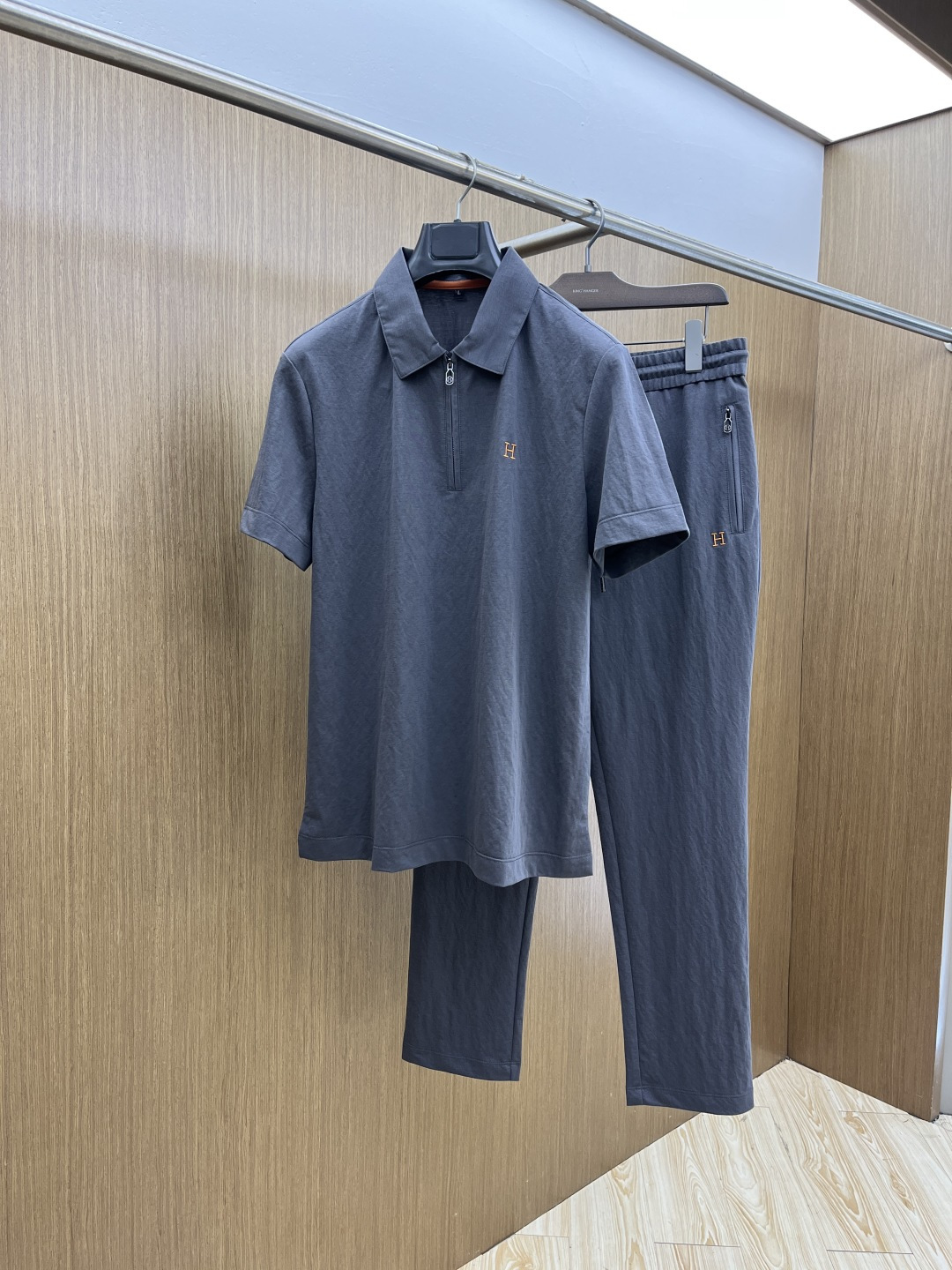 早春/套 HER 🔥🔥春夏新款简约休闲套装 精选新疆长绒棉 纱线环保染色定型 面料洗水上身软软舒适 多元