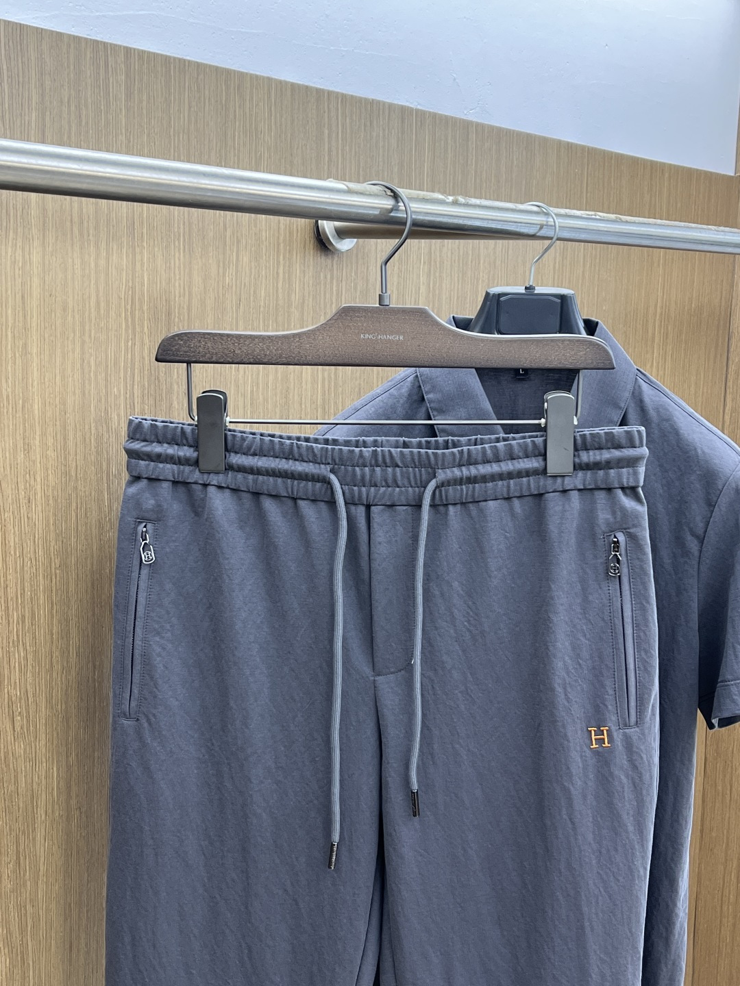 早春/套 HER 🔥🔥春夏新款简约休闲套装 精选新疆长绒棉 纱线环保染色定型 面料洗水上身软软舒适 多元