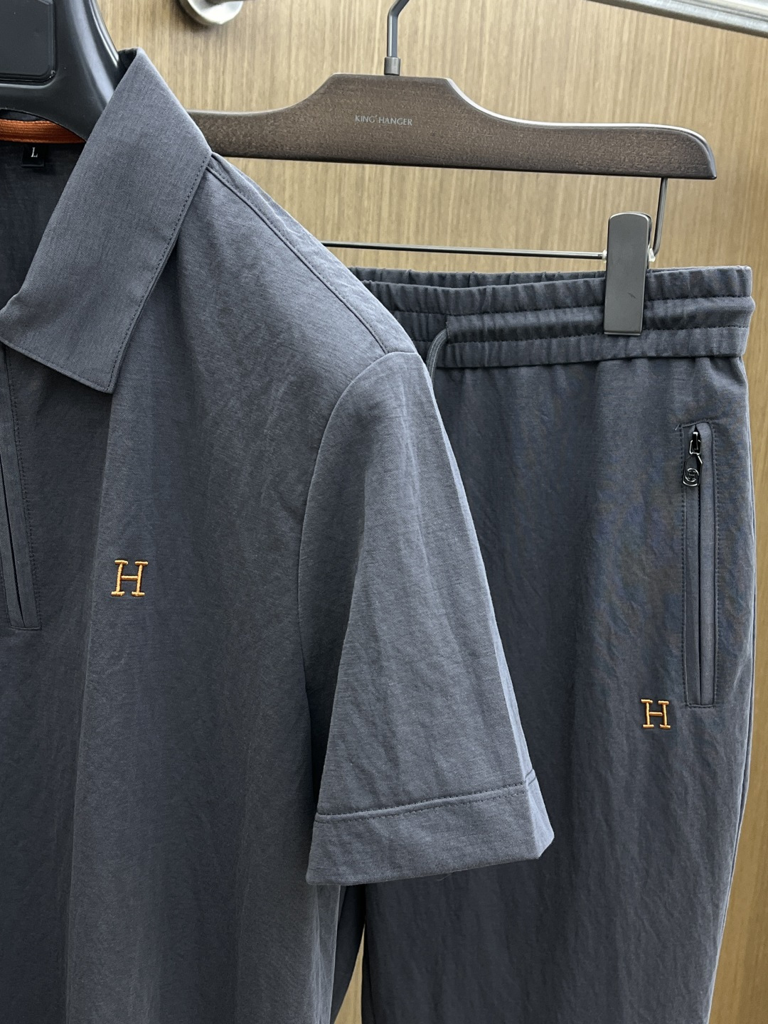 早春/套 HER 🔥🔥春夏新款简约休闲套装 精选新疆长绒棉 纱线环保染色定型 面料洗水上身软软舒适 多元