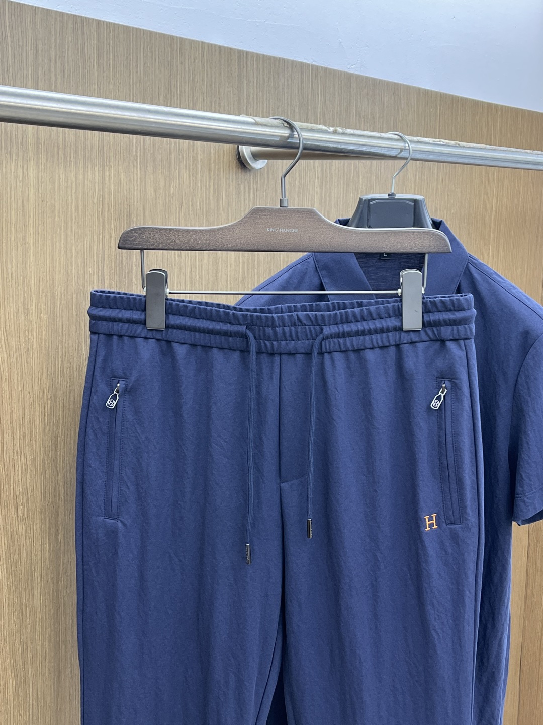 早春/套 HER 🔥🔥春夏新款简约休闲套装 精选新疆长绒棉 纱线环保染色定型 面料洗水上身软软舒适 多元