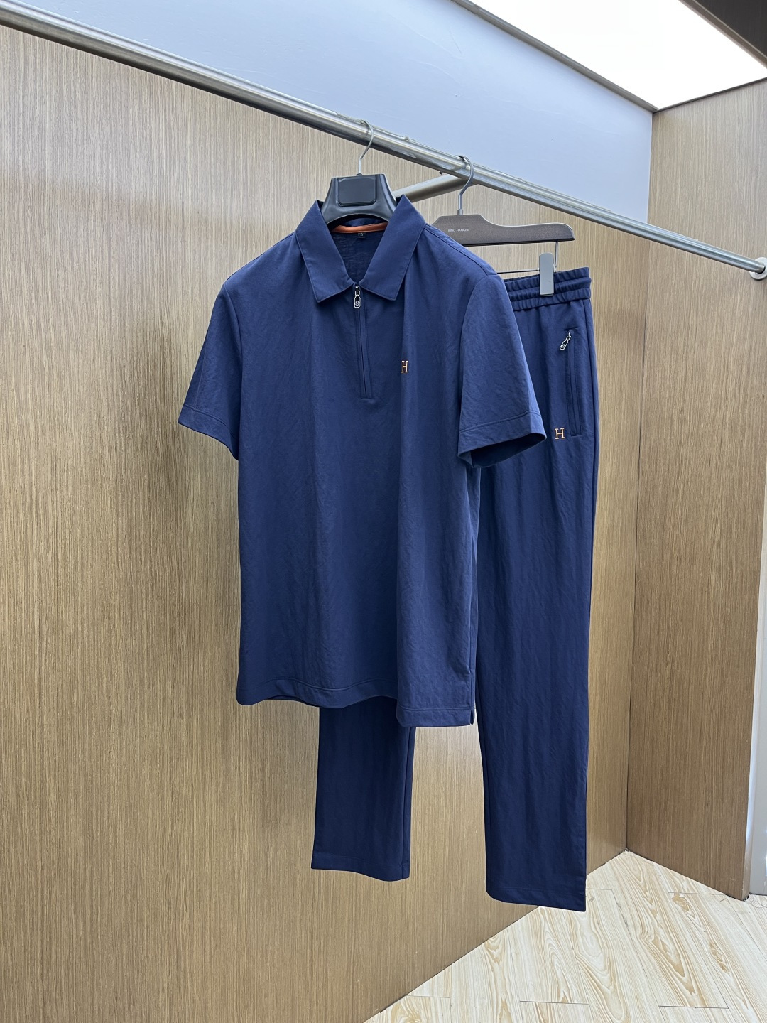 NO:735191,Early spring/set HER 1956 spring and summer new simple casual suit. Selected Xinjiang long-staple cotton. The yarn is environmentally friendly and dyed. The fabric is washed, soft and comfortable. Diversified matching. In line with the current innovative trend of fashion. Collision of retro and modern elements. Extreme violent aesthetics. Fashion matching. Complete three standards. Same style for men and women. Size M-4XL jnb,,19860909早春/套 HER 1956春夏新款简约休闲套装 精选新疆长绒棉 纱线环保染色定型 面料洗水上身软软舒适 多元化搭配 符合眼下时尚前沿的创新趋势 复古与现代化元素的碰撞 极端的暴力美学.时尚搭配 三标齐全 男女同款 尺码M-4XL  jnb,,,Men's clothing