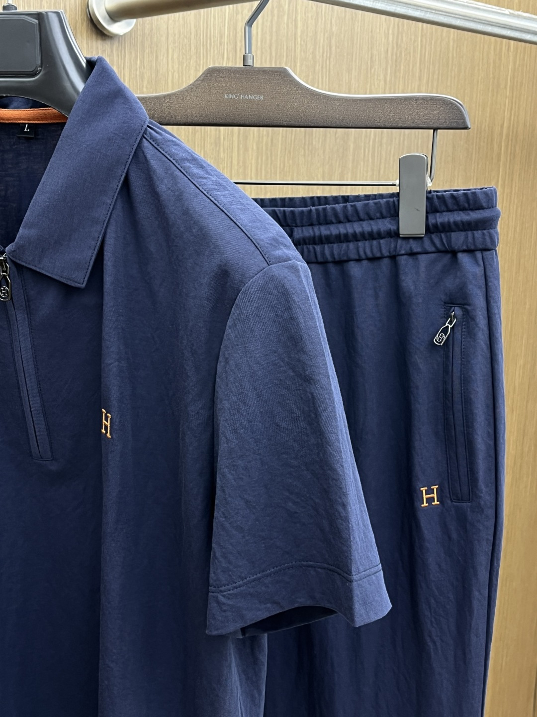 早春/套 HER 🔥🔥春夏新款简约休闲套装 精选新疆长绒棉 纱线环保染色定型 面料洗水上身软软舒适 多元