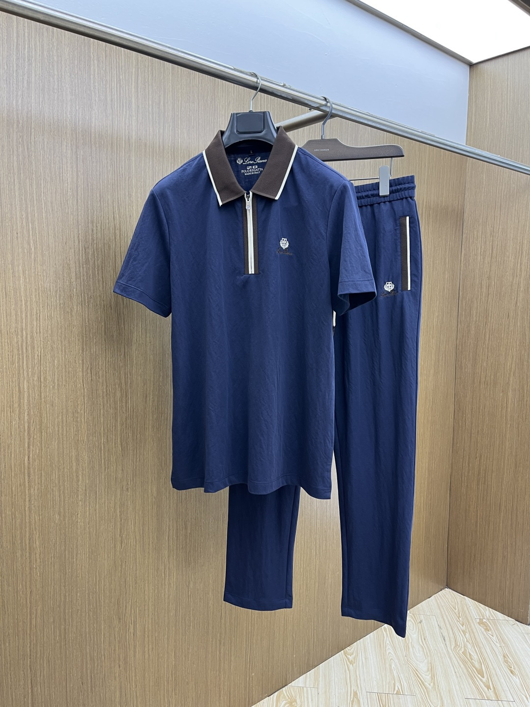 NO:735194,Early spring/set LP 1956 spring and summer new simple casual suit. Selected Xinjiang long-staple cotton. The yarn is environmentally friendly and dyed. The fabric is washed, soft and comfortable. Diversified matching. In line with the current innovative trend of fashion cutting-edge. Collision of retro and modern elements. Extreme violent aesthetics. Fashion matching. Complete three standards. Same style for men and women. Size M-4XL jnb,, loro piana,19860909早春/套 LP 1956春夏新款简约休闲套装 精选新疆长绒棉 纱线环保染色定型 面料洗水上身软软舒适 多元化搭配 符合眼下时尚前沿的创新趋势 复古与现代化元素的碰撞 极端的暴力美学.时尚搭配 三标齐全 男女同款 尺码M-4XL  jnb,,loro piana,,Men's clothing