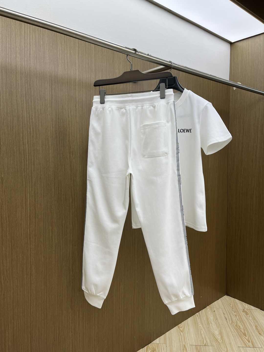 早春/套 LOe 🔥春夏官网独家专供 高端独家定制款 早春新款专柜同款休闲套装，透气舒适休闲！高级感满满