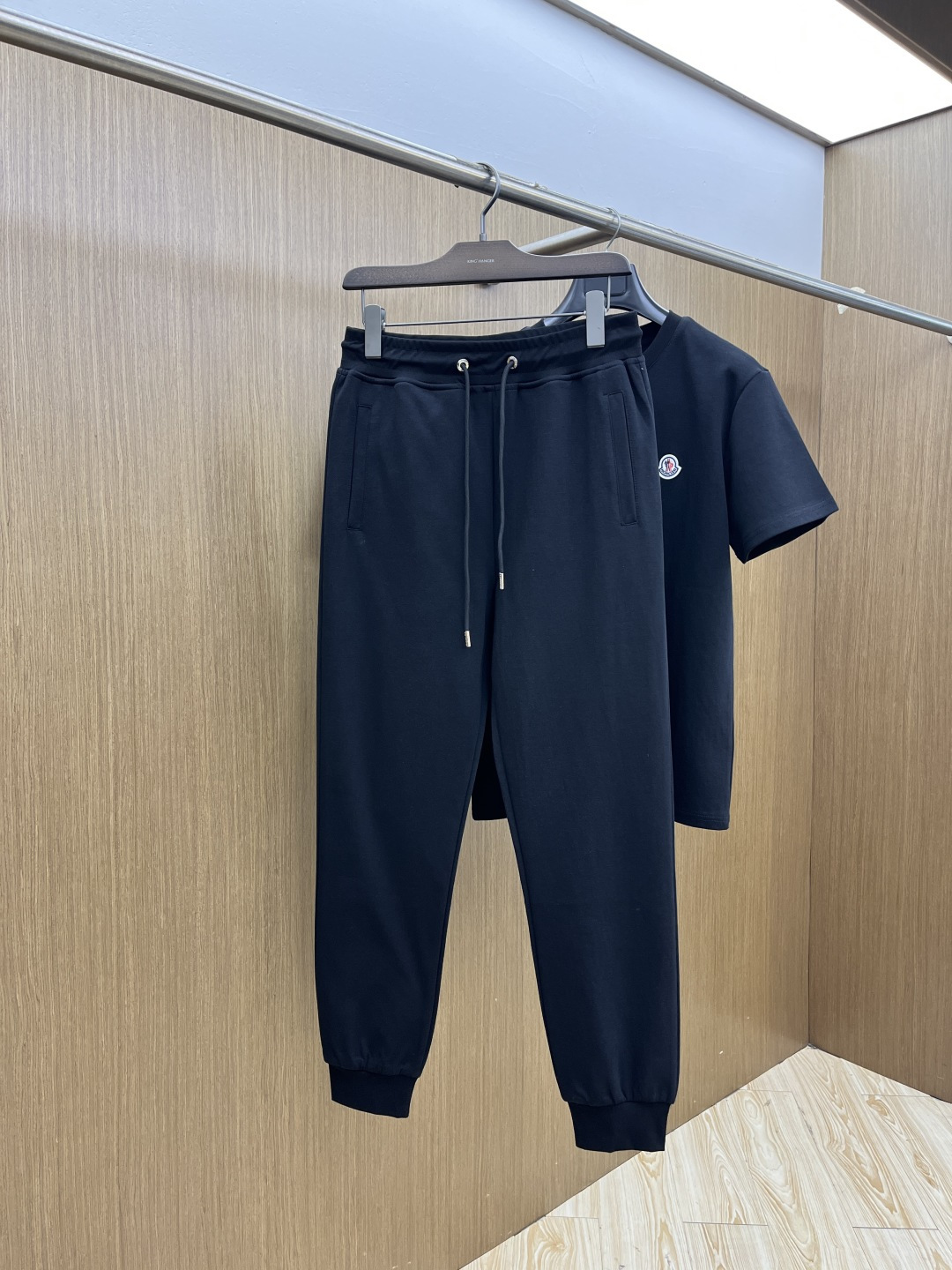 早春/套 Mon 🔥春夏官网独家专供 高端独家定制款 早春新款专柜同款休闲套装，透气舒适休闲！高级感满满