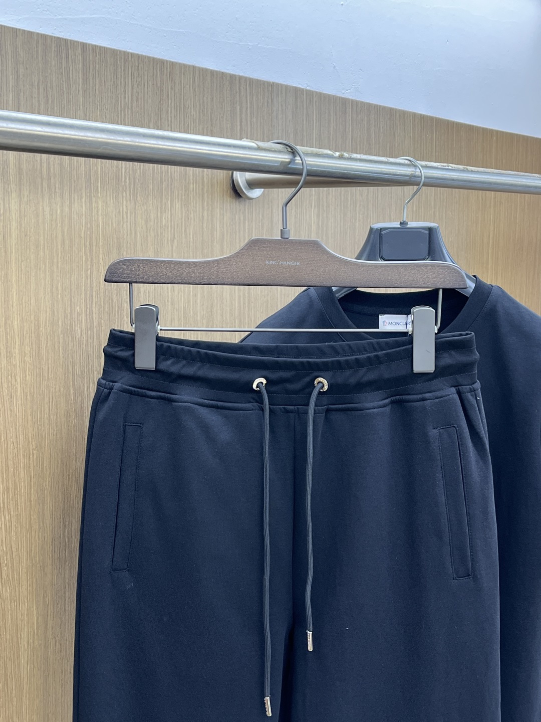 早春/套 Mon 🔥春夏官网独家专供 高端独家定制款 早春新款专柜同款休闲套装，透气舒适休闲！高级感满满