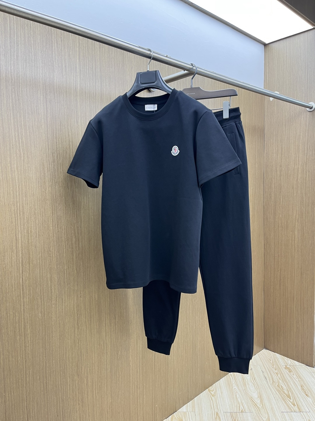 早春/套 Mon 🔥春夏官网独家专供 高端独家定制款 早春新款专柜同款休闲套装，透气舒适休闲！高级感满满