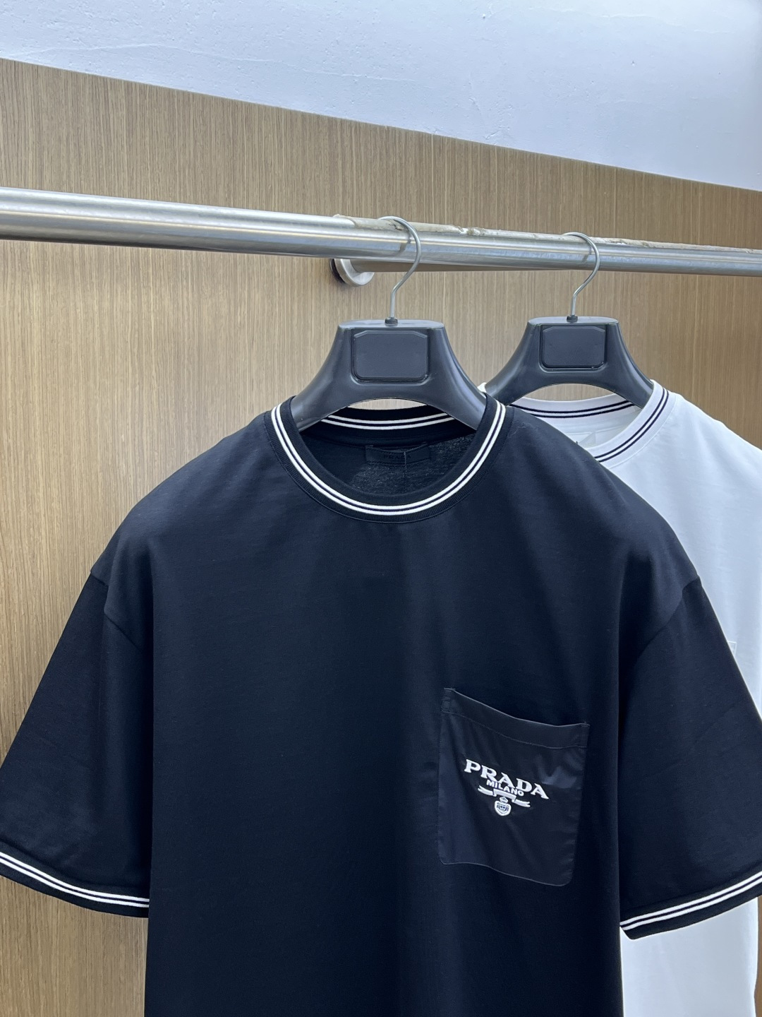 早春 PD 🔥🔥高级定制 2026春夏新款首发专柜最新款短袖圆领T恤 高端订制 设计前卫时尚！品牌log