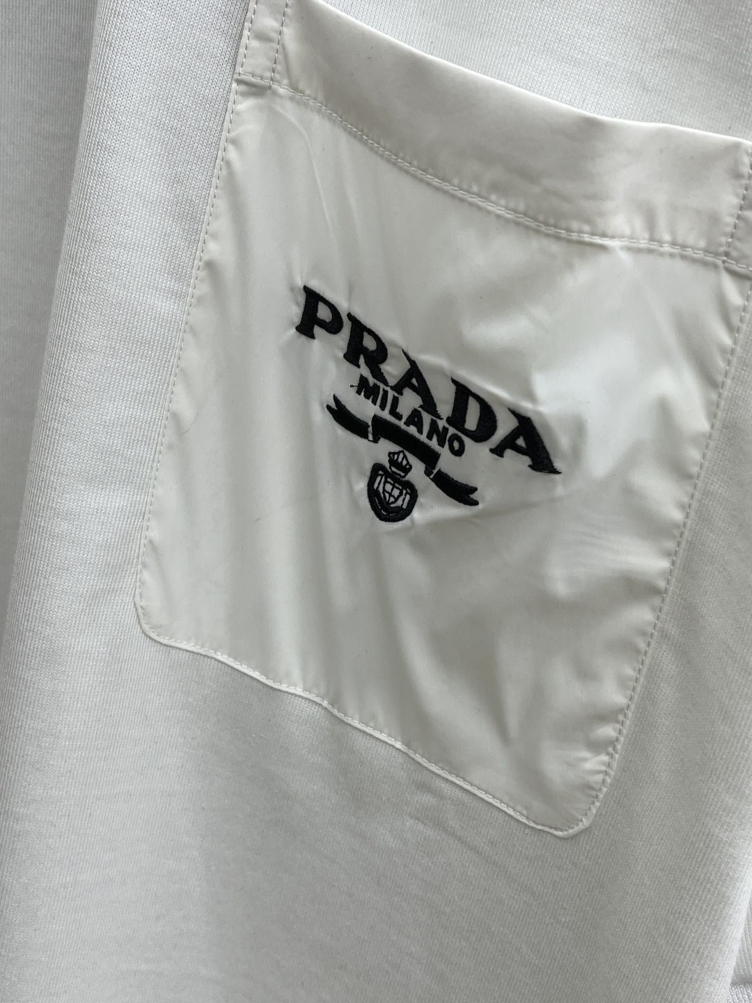 早春 PD 🔥🔥高级定制 2026春夏新款首发专柜最新款短袖圆领T恤 高端订制 设计前卫时尚！品牌log