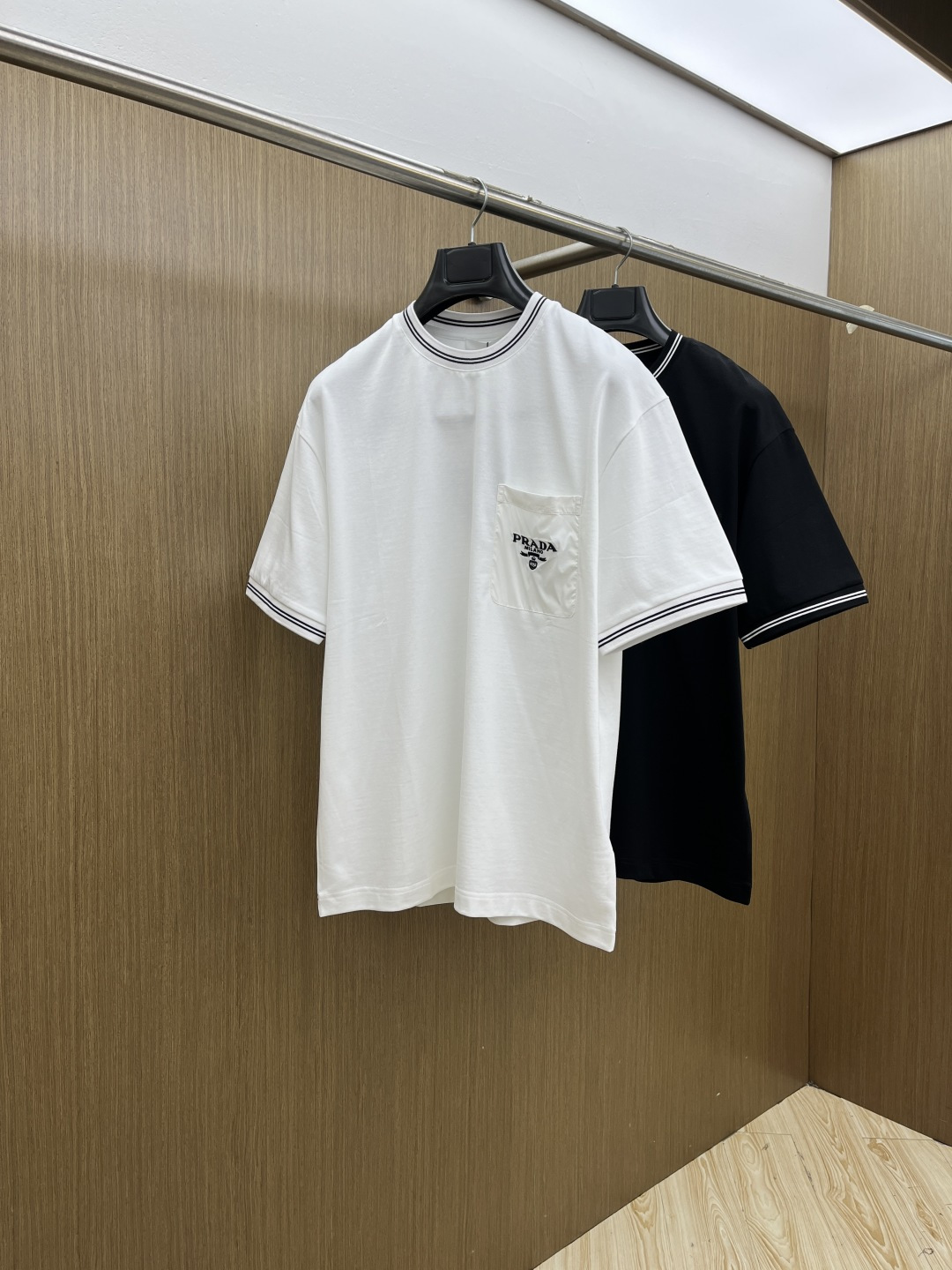 早春 PD 🔥🔥高级定制 2026春夏新款首发专柜最新款短袖圆领T恤 高端订制 设计前卫时尚！品牌log