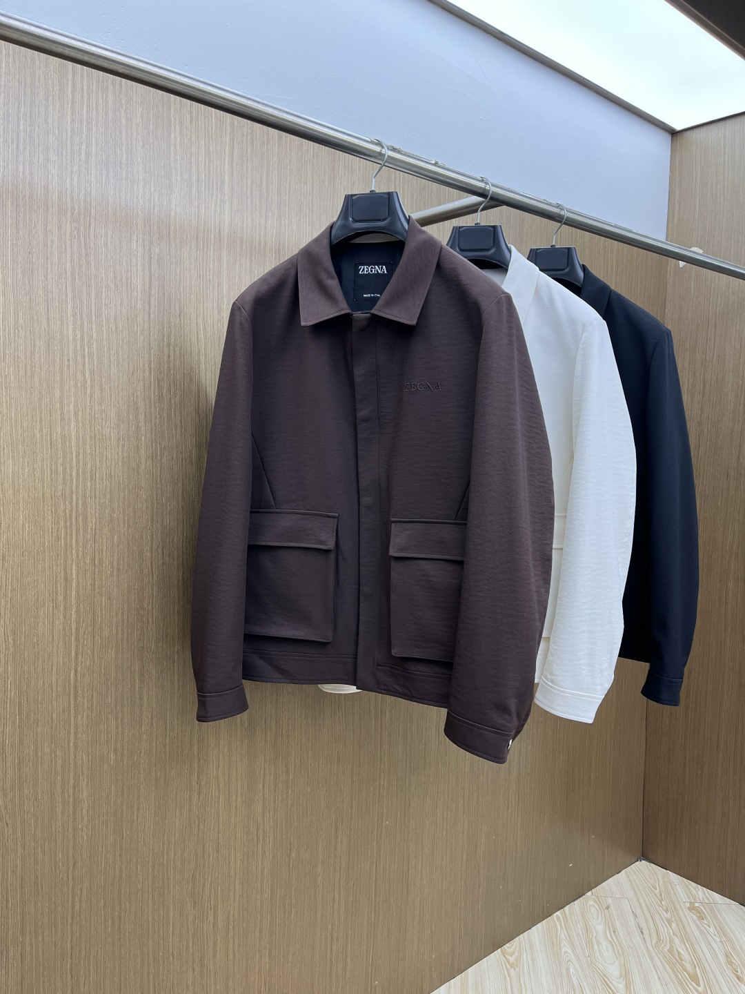 NO:743805,Early spring ZZ 1956 early spring old money style series, the latest fashionable lapel jackets. Every detail shows craftsmanship and enough advanced structural tailoring design changes to show men's diverse image changes. Slim and neat, tailored to meet the current popular multi-layered wear, custom studded buttons, unique. Versatile styles for life. Complete with three standards. Boutique shipment. Size M-3XL D11,,jackets & coats,jackets & coats,19860909早春 ZZ 1956早春老钱风系列,最新时尚翻领夹克外套.处处细节显工艺足够的高级结构性剪裁的设计改变来展现男士多样的形象变化,修身利落、剪裁合体,满足时下正流行的多层次穿搭,定制钉扣,独一无二.生活百搭款式 三标齐全 精品出货 尺码M-3XL  D11,,jackets & coats,jackets & coats,,Men's clothing