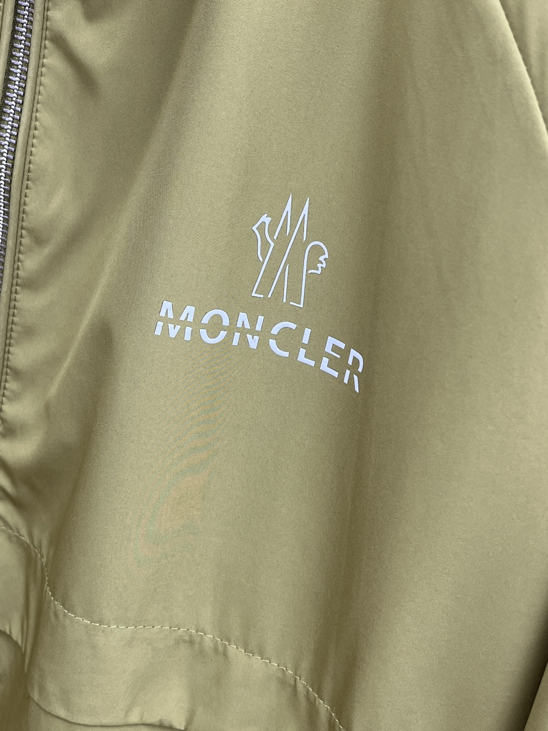 早春 Mon 🔥🔥早春系列，最新时尚立领夹克外套.处处细节显工艺足够的高级 结构性剪裁的设计改变来展现男