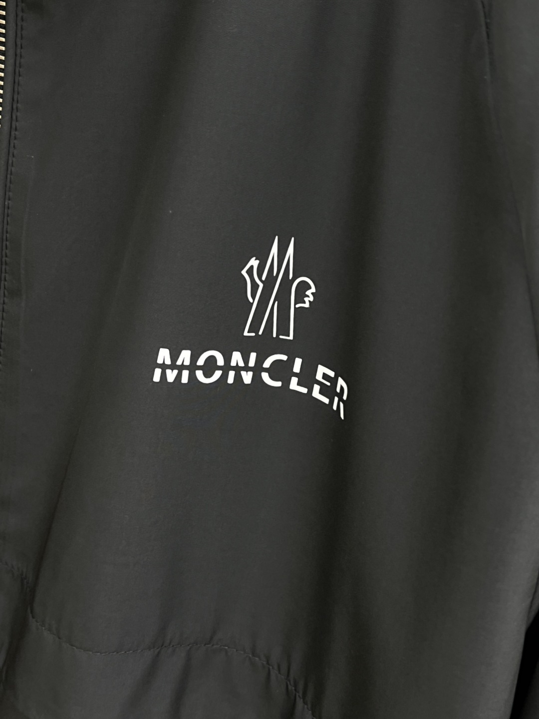 早春 Mon 🔥🔥早春系列，最新时尚立领夹克外套.处处细节显工艺足够的高级 结构性剪裁的设计改变来展现男