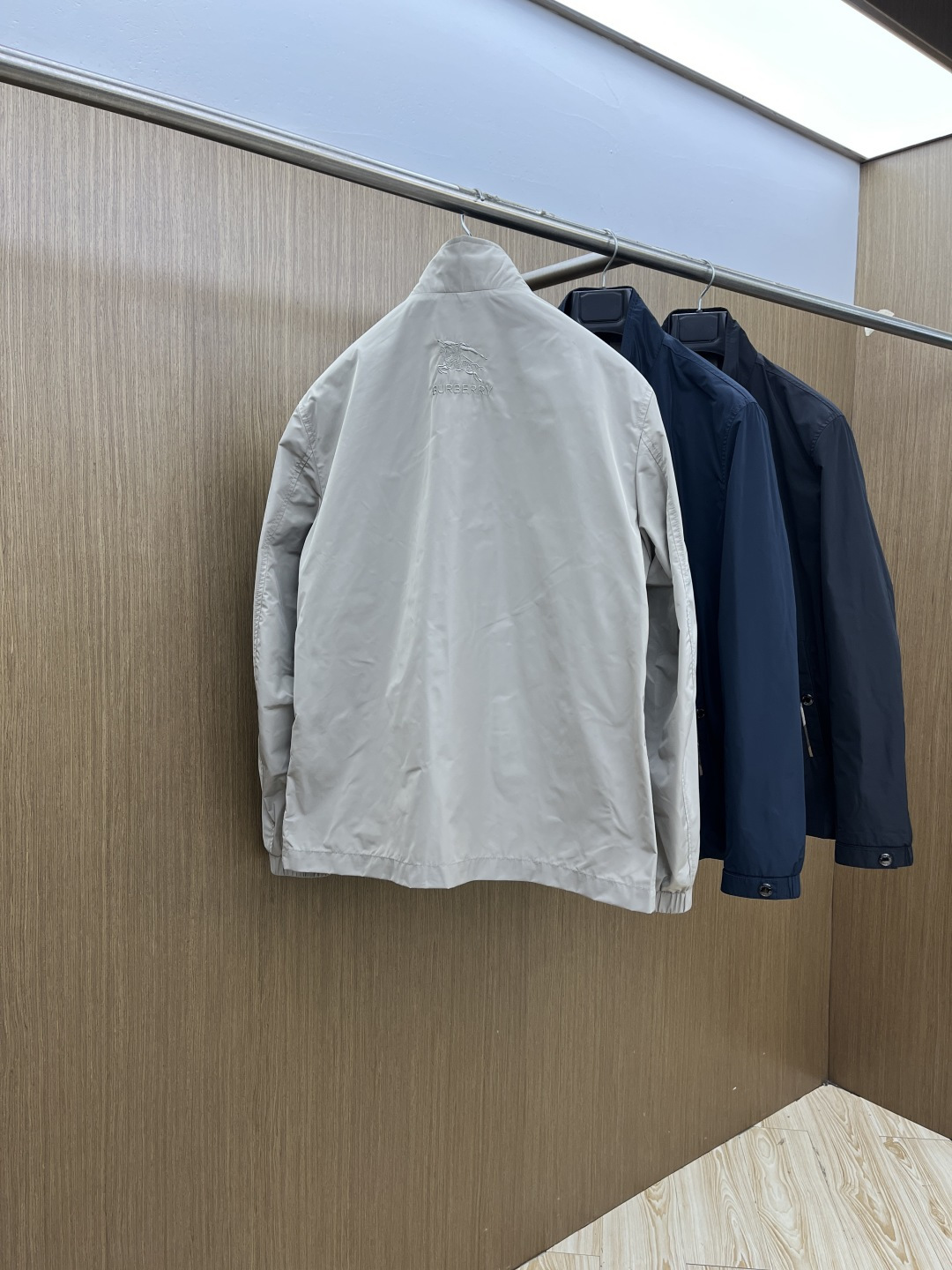 早春 BBR 🔥🔥早春系列，最新时尚立领夹克外套.定制纹格。处处细节显工艺足够的高级 结构性剪裁的设计改