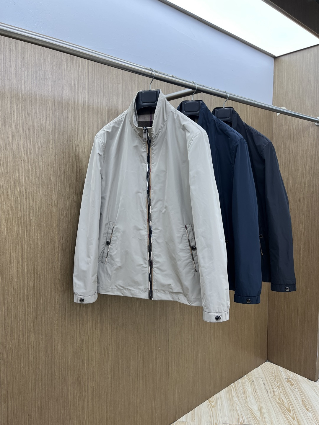 早春 BBR 🔥🔥早春系列，最新时尚立领夹克外套.定制纹格。处处细节显工艺足够的高级 结构性剪裁的设计改