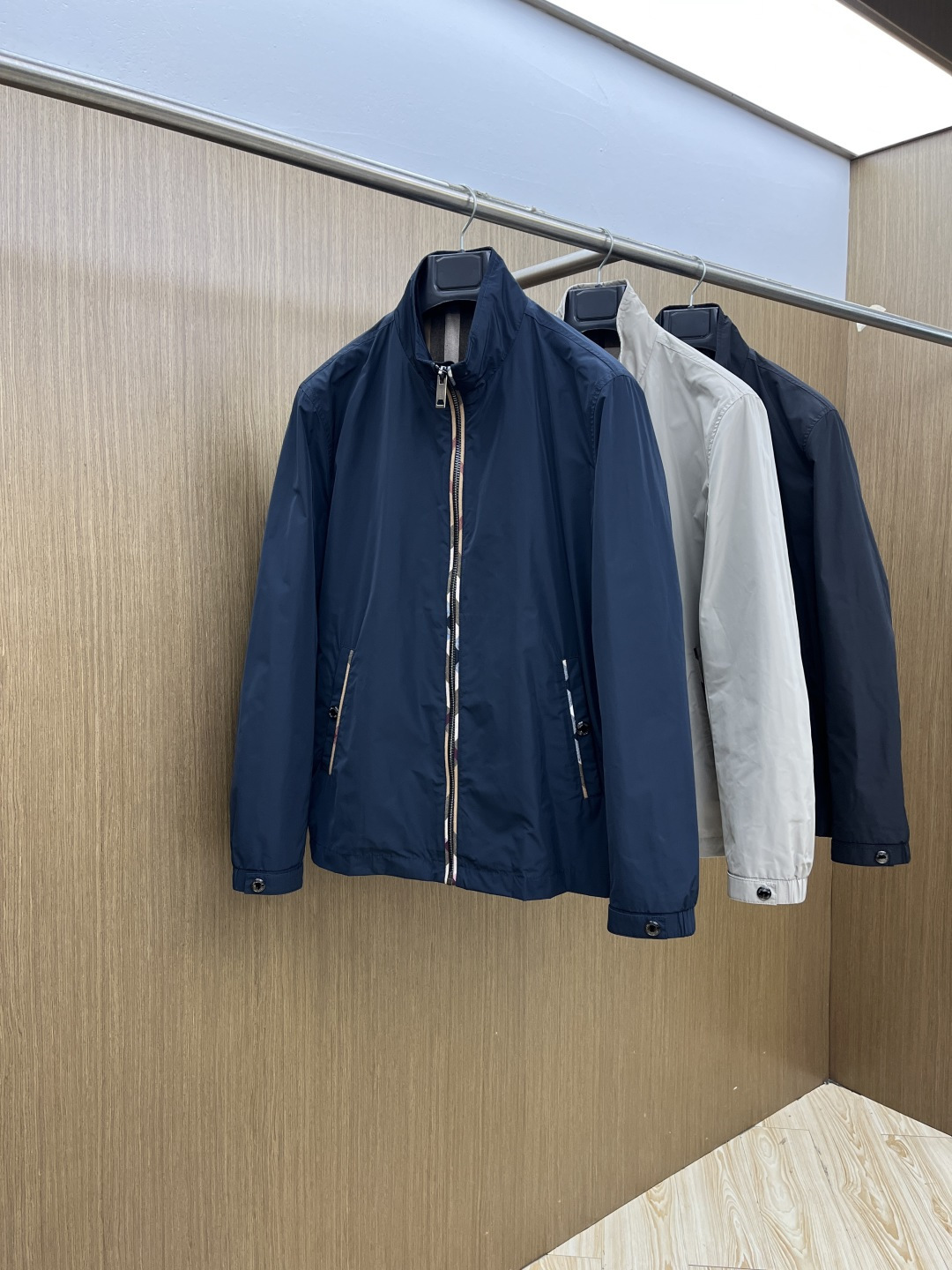 早春 BBR 🔥🔥早春系列，最新时尚立领夹克外套.定制纹格。处处细节显工艺足够的高级 结构性剪裁的设计改