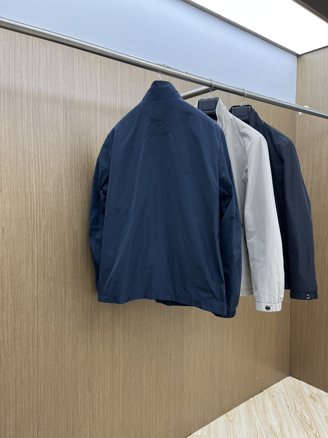 早春 BBR 🔥🔥早春系列，最新时尚立领夹克外套.定制纹格。处处细节显工艺足够的高级 结构性剪裁的设计改