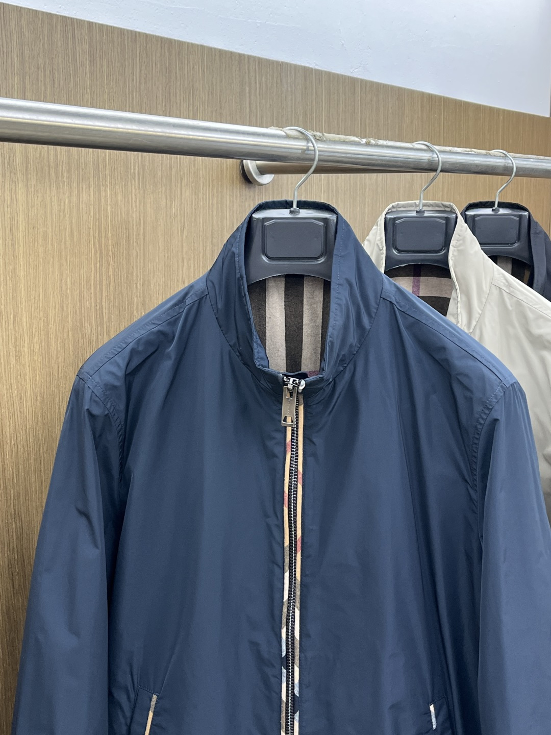 早春 BBR 🔥🔥早春系列，最新时尚立领夹克外套.定制纹格。处处细节显工艺足够的高级 结构性剪裁的设计改