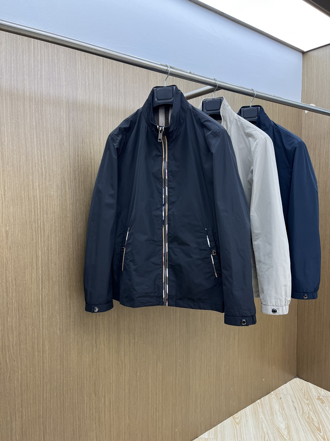 早春 BBR 🔥🔥早春系列，最新时尚立领夹克外套.定制纹格。处处细节显工艺足够的高级 结构性剪裁的设计改