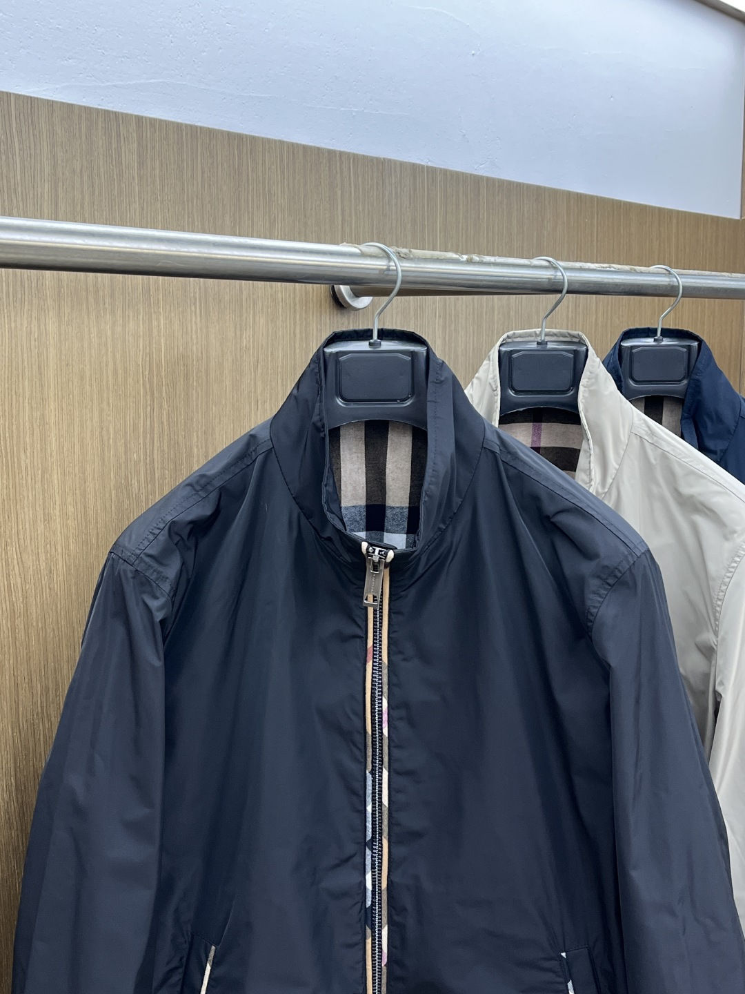 早春 BBR 🔥🔥早春系列，最新时尚立领夹克外套.定制纹格。处处细节显工艺足够的高级 结构性剪裁的设计改