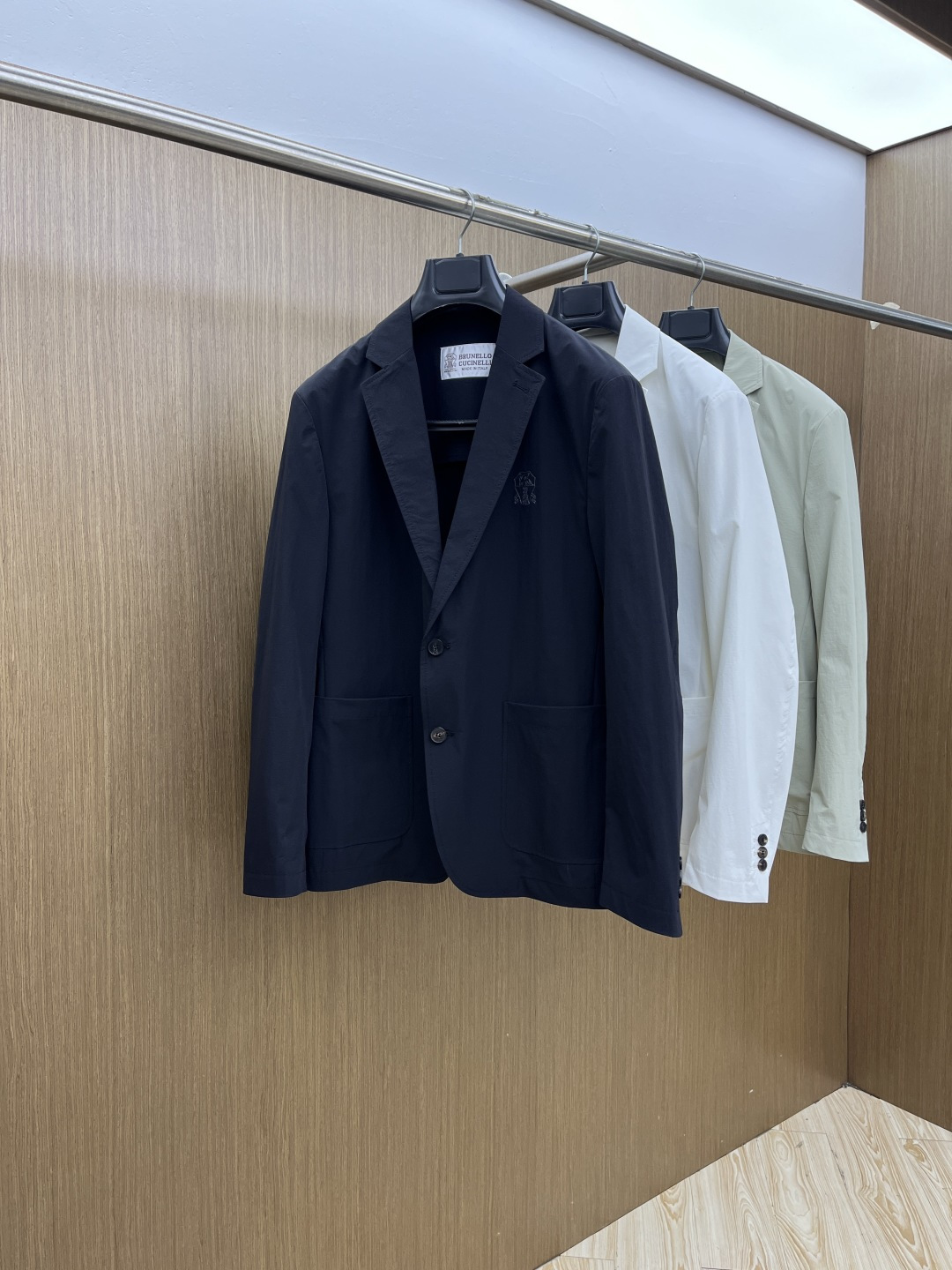 NO:756739,Early spring Bc 1956 early spring luxury simple series, the latest fashionable men's suit jackets. Simple logo embroidery design, every detail shows craftsmanship, and enough advanced structural tailoring design changes to show men's diverse image changes. Slim and neat, tailored to meet the current popular multi-layered wear, custom studded buttons, unique. Versatile styles for life. Complete with three standards. Boutique shipment. Size M-3XL D11, jackets & coats, business suit,19860909早春 Bc 1956早春奢简系列,最新时尚男款西装外套.简约logo刺绣设计,处处细节显工艺足够的高级结构性剪裁的设计改变来展现男士多样的形象变化,修身利落、剪裁合体,满足时下正流行的多层次穿搭,定制钉扣,独一无二.生活百搭款式 三标齐全 精品出货 尺码M-3XL  D11,,jackets & coats,business suit,,Men's clothing