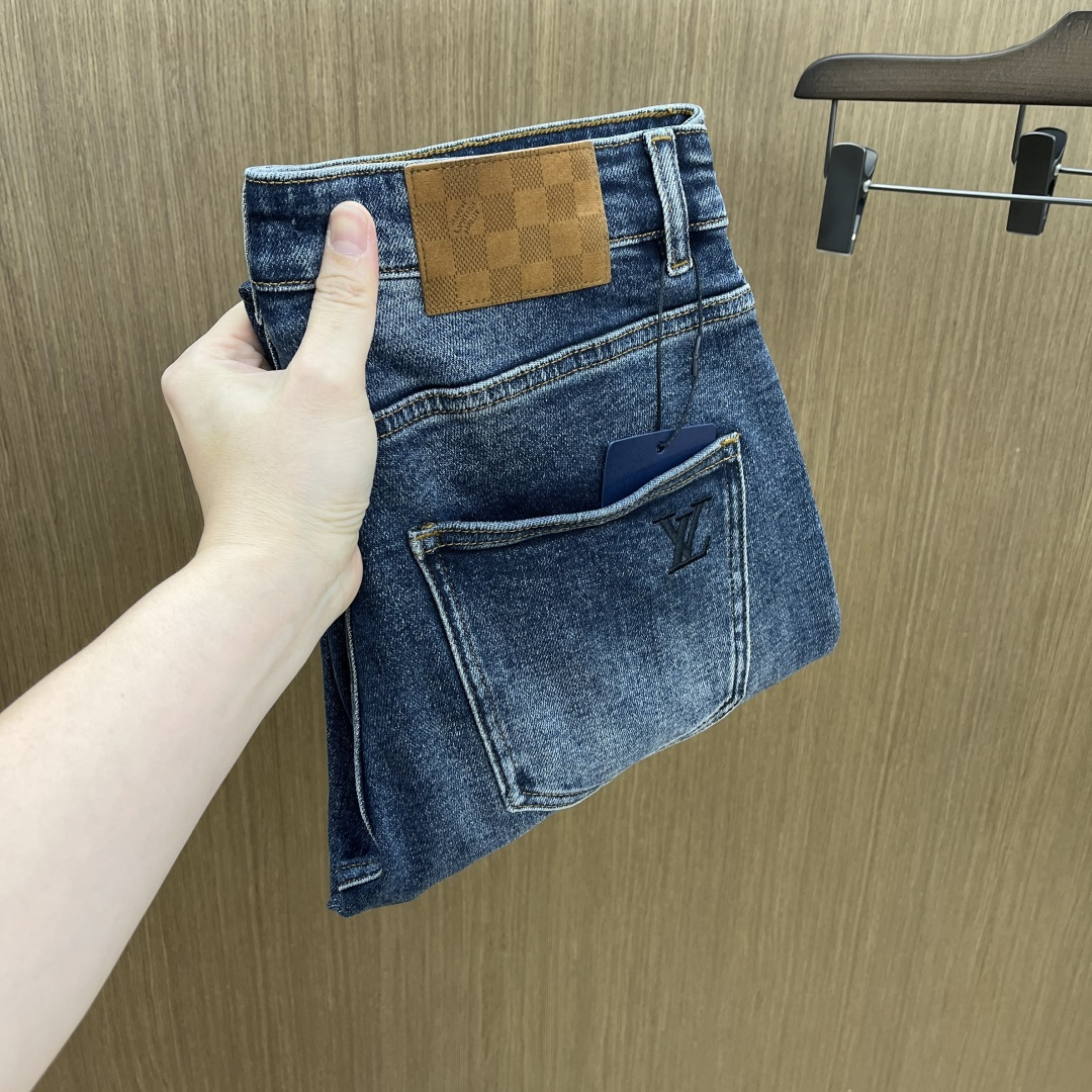 NO:726752,Support the new autumn and winter Lv SS autumn and winter new super soft washed jeans, handsome upper body, small straight design, slim tailoring, men's top casual cotton!  High-end stretch all-season versatile commuter denim men's pants!  The style is extremely versatile, the fabric is stretchy, and the material is also very outstanding. It has a bit of a retro and old-fashioned style. The thick fabric is suitable for all seasons. It is the industry's first exclusive model and is a versatile commuting model in all seasons!  These high-end slim fit stretch skinny jeans are versatile and comfortable!  29-38 (no 35,37),,louis vuitton,jeans,19860909支持年后 秋冬 Lv SS秋冬新品超柔和水洗牛仔裤 ,上身爆帅,小直筒设计,修身裁剪,男款顶级休闲棉质！高端弹力四季百搭通勤牛仔男裤！款式极其的百搭,面料弹力,材质也十分出众,有点复古做旧的风格,厚面料适合四季穿着业内独家首发款,四季百搭通勤款！这类高端的修身弹力紧身牛仔裤,fxq百搭而且舒适！ 29-38（无35,37）,,louis vuitton,jeans,,Men's clothing