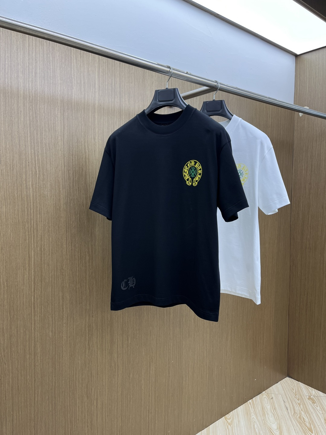 NO:726756,Early Spring CH Advanced Customization 2026 Spring and Summer · High-end Customized T-shirts】Specially Recommended Series Customized fabric imported from Peru×Pima cotton19860909早春 CH 高级定制 2026春夏 · 高阶定制T恤】特别推荐系列  定制面料秘鲁进口匹马棉 × 顶级丝光工艺  高级体感蚕丝般柔滑,卓越透气不闷热  核心工艺重工立体Logo,专柜级精密车线  舒适版型挺括利落,修饰身材  经典黑白双色  尺码S-3XL 微阔版型  D10,,tees，t-shirt,,Men's clothing