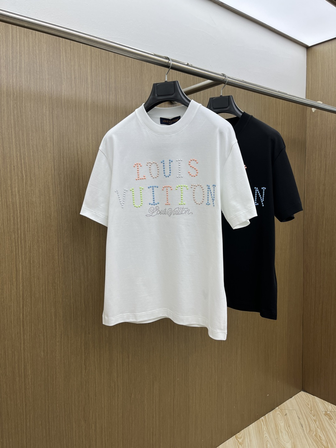 NO:726760,Early Spring LV Advanced Customization 2026 Spring and Summer · High-end Customized T-shirts】Specially Recommended Series Customized fabric imported from Peru×Top mercerization process Advanced body feel silky smooth, excellent breathability and not stuffy Core technology Heavy industry three-dimensional logo, counter-level precision stitching Comfortable fit and crisp shape, flattering figure Classic black and white two-color Size S-3XL Micro wide version D10, Louis  vuitton,tees,t-shirt,19860909早春 LV 高级定制 2026春夏 · 高阶定制T恤】特别推荐系列  定制面料秘鲁进口匹马棉 × 顶级丝光工艺  高级体感蚕丝般柔滑,卓越透气不闷热  核心工艺重工立体Logo,专柜级精密车线  舒适版型挺括利落,修饰身材  经典黑白双色  尺码S-3XL 微阔版型  D10,,louis vuitton,tees，t-shirt,,Men's clothing