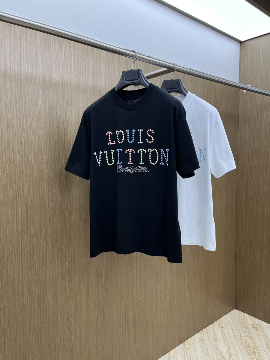 NO:726765,Early Spring LV. Advanced Customization 2026 Spring and Summer · High-end Customized T-shirts】Specially Recommended Series Customized fabric imported from Peru×Top mercerization process Advanced body feel silky smooth, excellent breathability and not stuffy Core technology Heavy industry three-dimensional logo, counter-level precision stitching Comfortable fit and neat shape, flattering body Classic black and white two-color Size S-3XL Micro-wide version D10, Louis  vuitton,tees,t-shirt,19860909早春 LV. 高级定制 2026春夏 · 高阶定制T恤】特别推荐系列  定制面料秘鲁进口匹马棉 × 顶级丝光工艺  高级体感蚕丝般柔滑,卓越透气不闷热  核心工艺重工立体Logo,专柜级精密车线  舒适版型挺括利落,修饰身材  经典黑白双色  尺码S-3XL 微阔版型  D10,,louis vuitton,tees，t-shirt,,Men's clothing