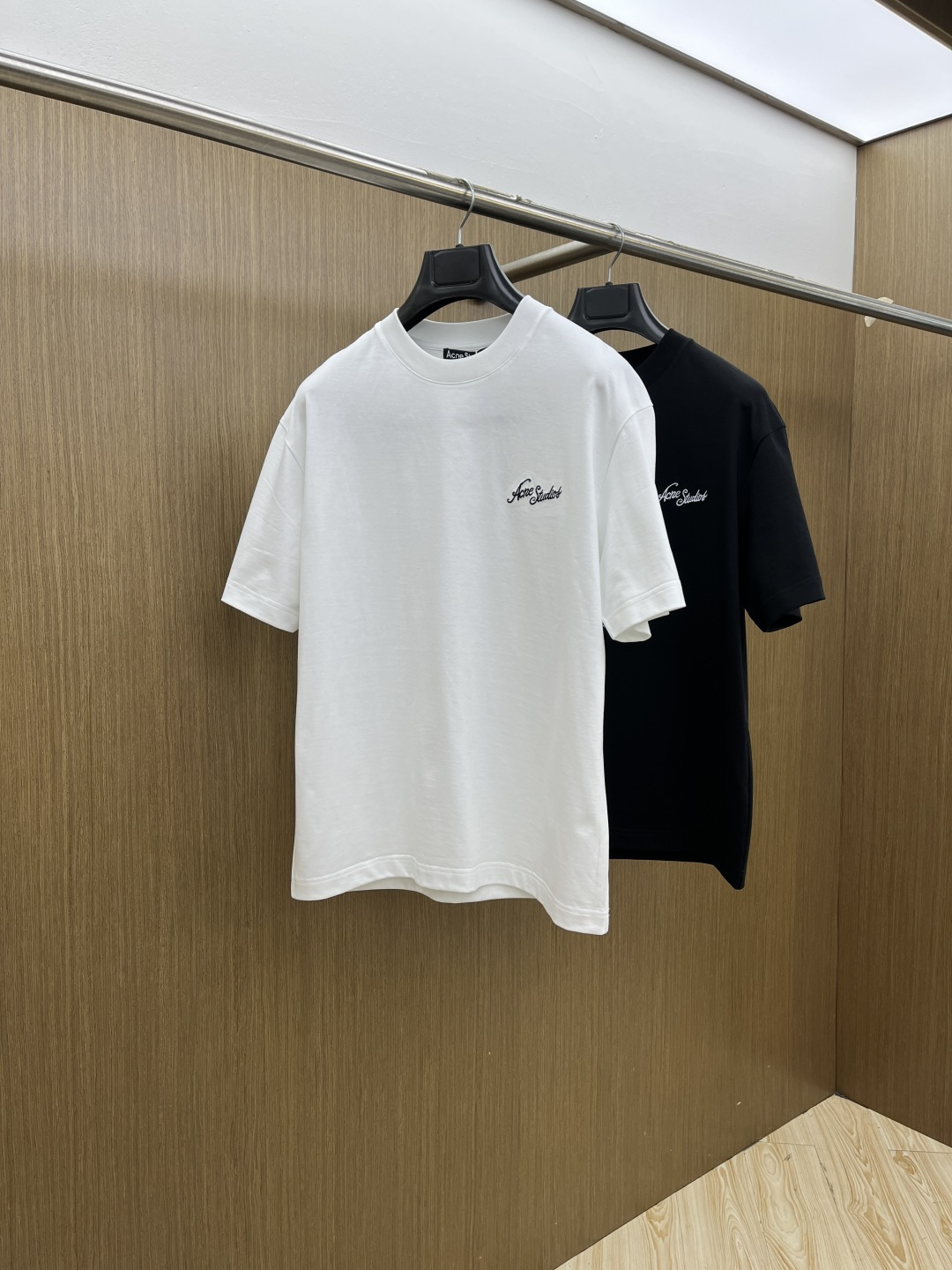 NO:726770,Early Spring ACNE Advanced Customization 2026 Spring and Summer · High-end Customized T-shirts】Specially Recommended Series Customized fabric imported from Peru×Top mercerization process High-grade body feeling silky smooth, excellent breathability and not stuffy Core technology Heavy industry three-dimensional logo, counter-level precision stitching Comfortable version crisp and neat, body modification Classic black and white two-color Size S-3XL Micro-wide version D10,,acne studios, tees, t-shirt,19860909早春 ACNE高级定制 2026春夏 · 高阶定制T恤】特别推荐系列  定制面料秘鲁进口匹马棉 × 顶级丝光工艺  高级体感蚕丝般柔滑,卓越透气不闷热  核心工艺重工立体Logo,专柜级精密车线  舒适版型挺括利落,修饰身材  经典黑白双色  尺码S-3XL 微阔版型  D10,,acne studios,tees，t-shirt,,Men's clothing