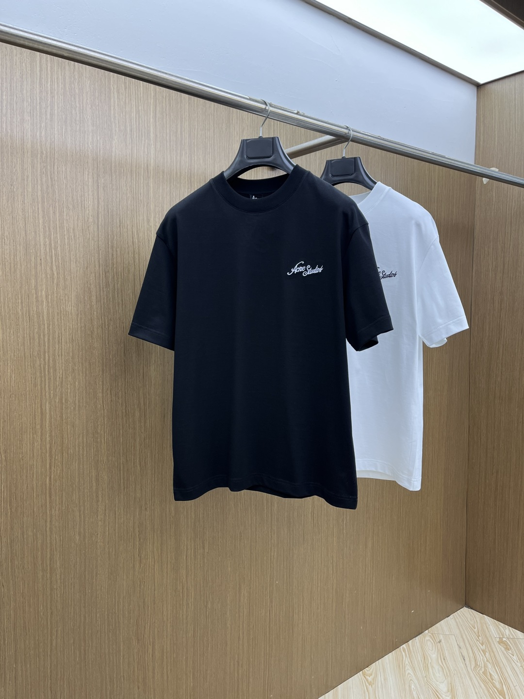 NO:726774,Early Spring ACNE. Advanced Customization 2026 Spring and Summer · High-end Customized T-shirts】Specially Recommended Series Customized fabric imported from Peru×Top mercerization process Advanced body feel silky smooth, excellent breathability and not stuffy Core technology Heavy industry three-dimensional logo, counter-level precision stitching Comfortable fit and neat shape, body modification Classic black and white two-color Size S-3XL Micro wide version D10,,acne  studios,tees,t-shirt,19860909早春 ACNE. 高级定制 2026春夏 · 高阶定制T恤】特别推荐系列  定制面料秘鲁进口匹马棉 × 顶级丝光工艺  高级体感蚕丝般柔滑,卓越透气不闷热  核心工艺重工立体Logo,专柜级精密车线  舒适版型挺括利落,修饰身材  经典黑白双色  尺码S-3XL 微阔版型  D10,,acne studios,tees，t-shirt,,Men's clothing