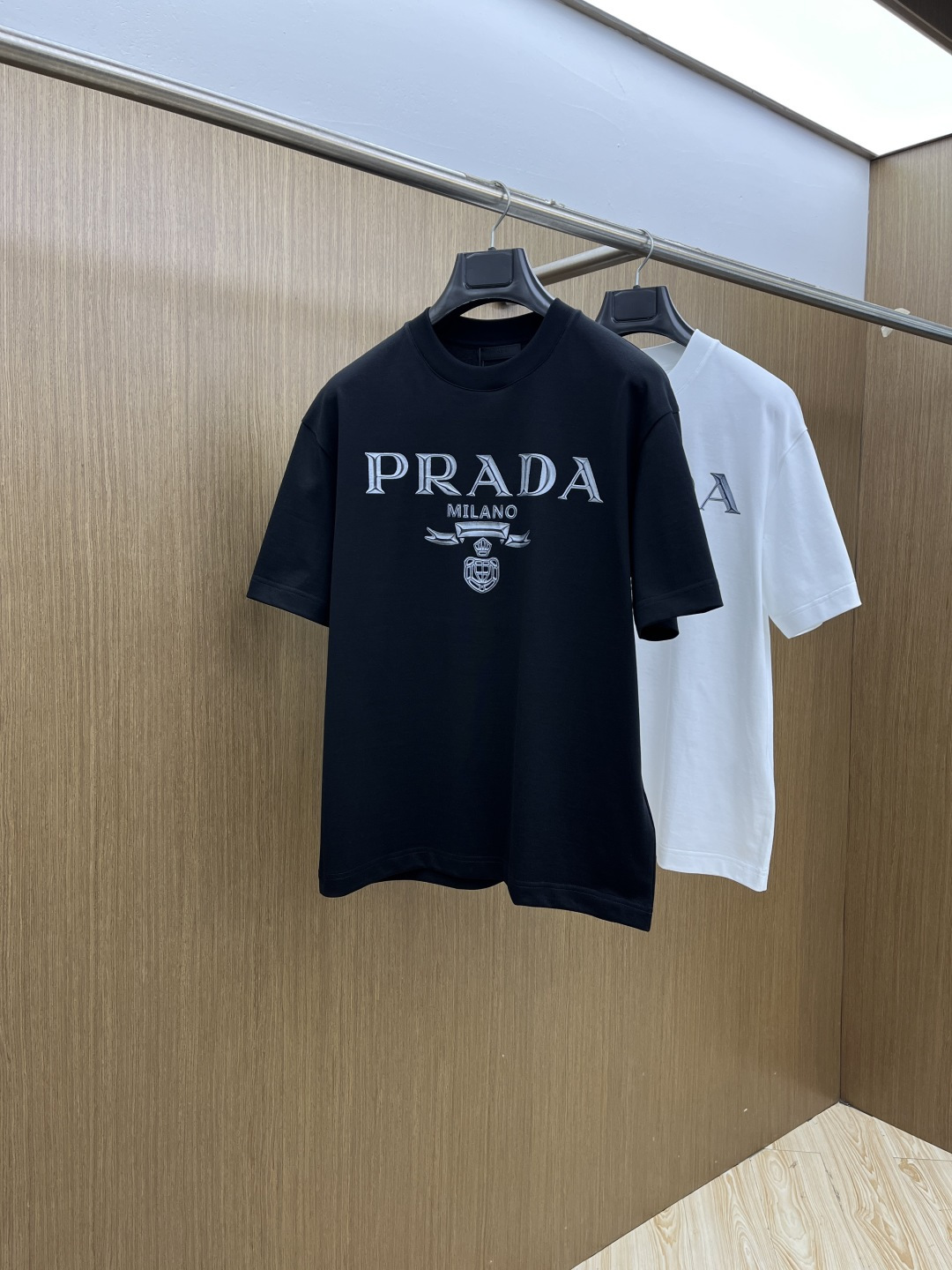 NO:726737,Early Spring PD Advanced Customization 2026 Spring and Summer · High-end Customized T-shirts】Specially Recommended Series Customized fabric imported from Peru×Top mercerization process High-grade body feeling silky smooth, excellent breathability and not stuffy Core technology Heavy-duty three-dimensional logo, counter-level precision stitching Comfortable version crisp and neat, body-modifying Classic black and white two-color Size S-3XL Micro-wide version D10, tees, t-shirt,19860909早春 PD 高级定制 2026春夏 · 高阶定制T恤】特别推荐系列  定制面料秘鲁进口匹马棉 × 顶级丝光工艺  高级体感蚕丝般柔滑,卓越透气不闷热  核心工艺重工立体Logo,专柜级精密车线  舒适版型挺括利落,修饰身材  经典黑白双色  尺码S-3XL 微阔版型  D10,,tees，t-shirt,,Men's clothing