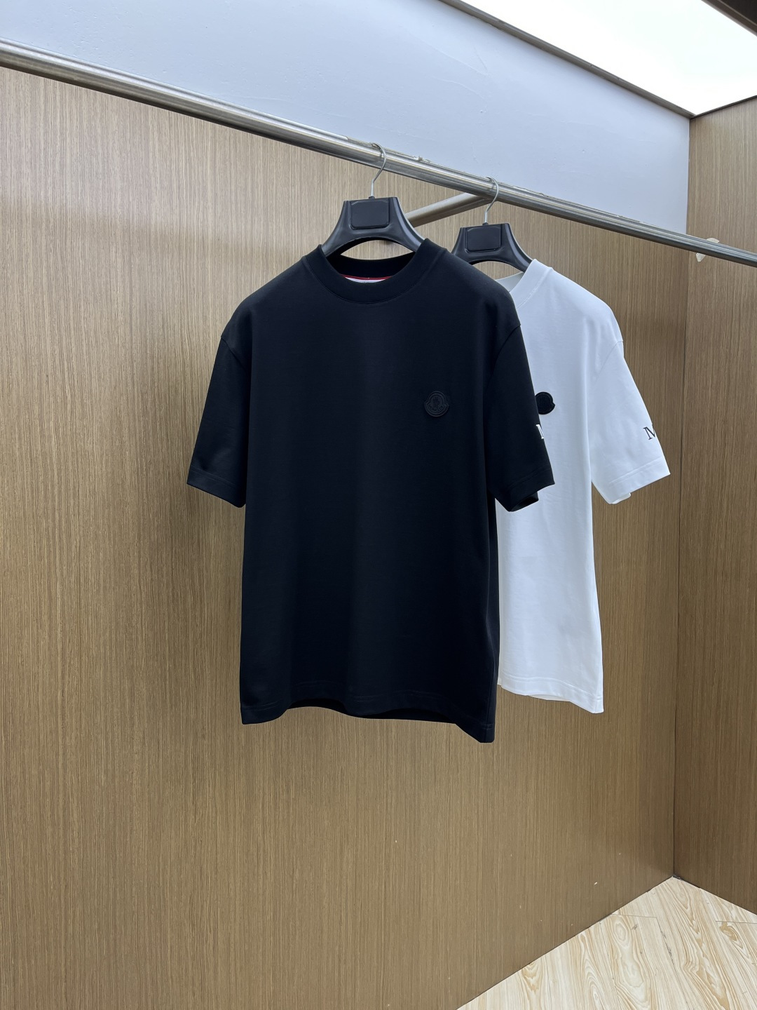 NO:726745,Early Spring Mon Advanced Customization 2026 Spring and Summer · High-end Customized T-shirts】Specially Recommended Series Customized fabric imported from Peru×Pima cotton19860909早春 Mon 高级定制 2026春夏 · 高阶定制T恤】特别推荐系列  定制面料秘鲁进口匹马棉 × 顶级丝光工艺  高级体感蚕丝般柔滑,卓越透气不闷热  核心工艺重工立体Logo,专柜级精密车线  舒适版型挺括利落,修饰身材  经典黑白双色  尺码S-3XL 微阔版型  D10,,tees，t-shirt,,Men's clothing