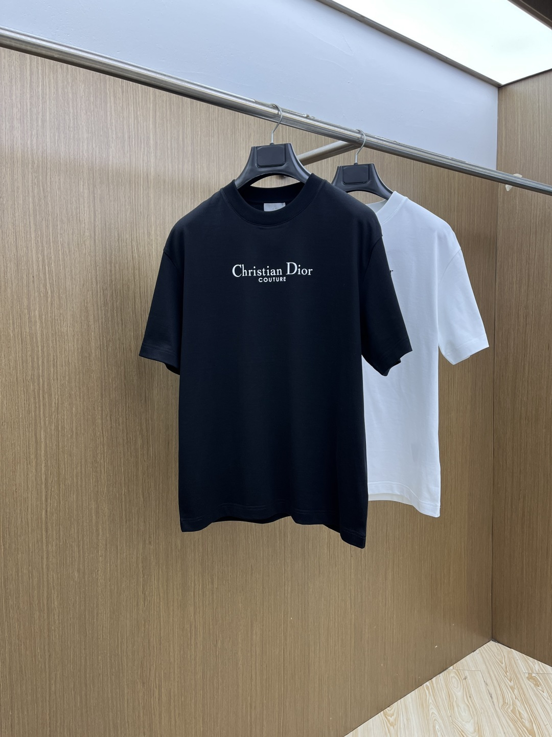 NO:726749,Early Spring CD Advanced Customization 2026 Spring and Summer · High-end Customized T-shirts】Specially Recommended Series Customized fabric imported from Peru×Top mercerization process High-grade body feeling silky smooth, excellent breathability and not stuffy Core technology Heavy-duty three-dimensional logo, counter-level precision stitching Comfortable version crisp and neat, body-modifying Classic black and white two-color Size S-3XL Micro-wide version D10, tees, t-shirt,19860909早春 CD 高级定制 2026春夏 · 高阶定制T恤】特别推荐系列  定制面料秘鲁进口匹马棉 × 顶级丝光工艺  高级体感蚕丝般柔滑,卓越透气不闷热  核心工艺重工立体Logo,专柜级精密车线  舒适版型挺括利落,修饰身材  经典黑白双色  尺码S-3XL 微阔版型  D10,,tees，t-shirt,,Men's clothing