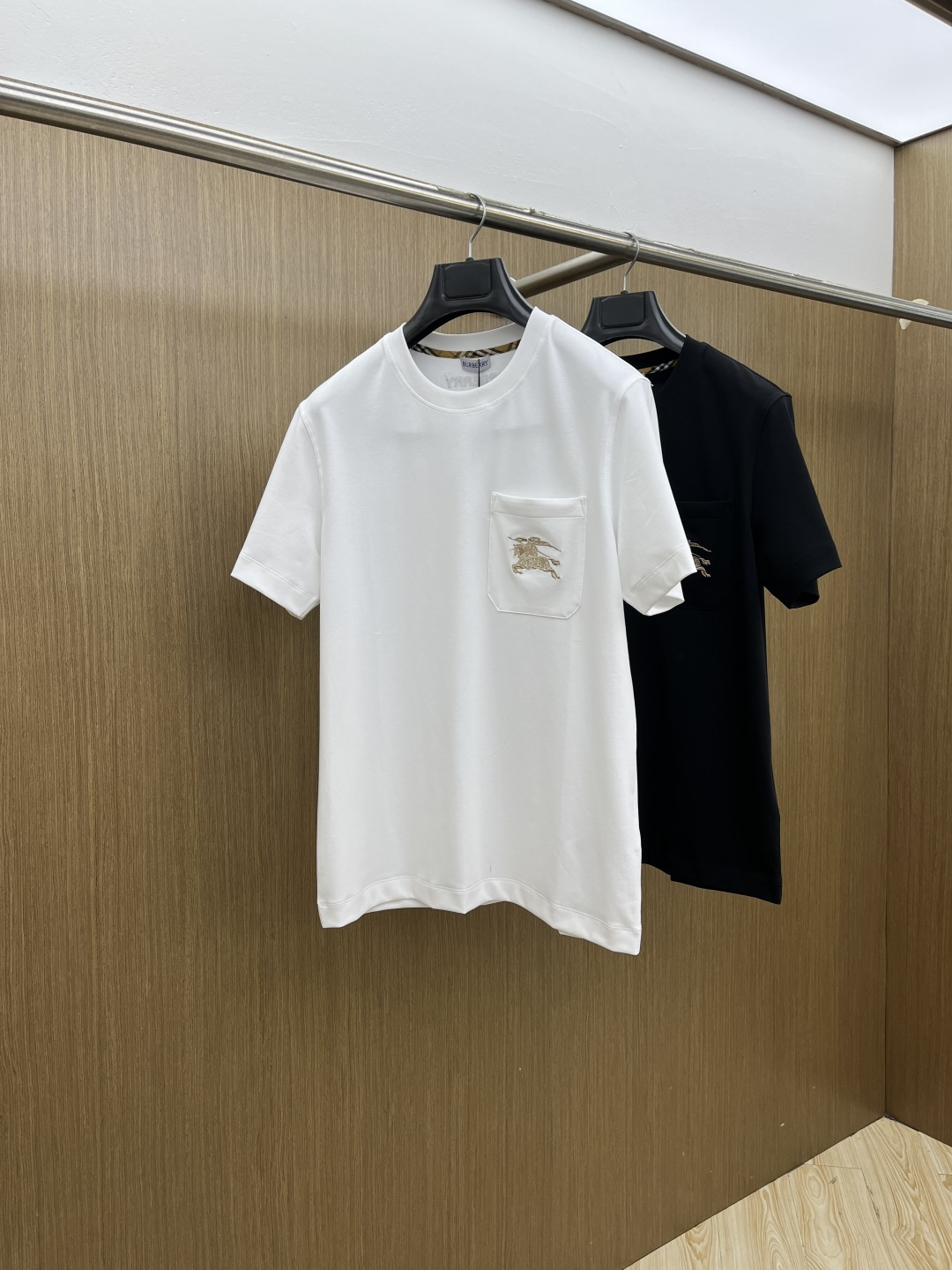 NO:726753,Early spring BBR advanced customization 2026 spring and summer new style first counter latest short-sleeved round neck T-shirt high-end customization design avant-garde fashion!  The brand logo is designed with heavy craftsmanship. High-end customized mercerized cloud cotton fabric. Soft to the touch. Comfortable to wear. Exquisite stitching at the counter level. Fine workmanship. The upper body effect is incomparably handsome!  A must-have item for a stylish man!  Color Black White Size M-3XL D10,,T-shirt,tees,t-shirt,19860909早春 BBR 高级定制 2026春夏新款首发专柜最新款短袖圆领T恤 高端订制 设计前卫时尚！品牌logo重工艺设计 高端定制丝光云朵棉面料.手感柔软.穿着舒适.专柜级别精致车线.做工精细.上身效果无敌帅气！型男必备单品！ 颜色黑色 白色 码数M-3XL D10,,T-shirt,tees，t-shirt,,Men's clothing