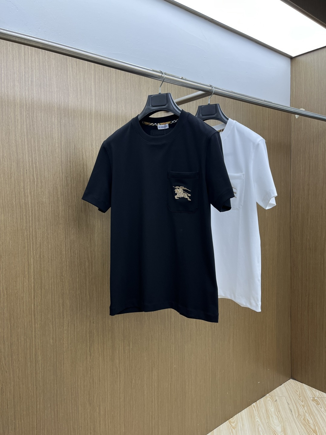 NO:726757,Early spring BBR advanced customization 2026 spring and summer new style first counter latest short-sleeved round neck T-shirt high-end customization design avant-garde fashion!  The brand logo is designed with heavy craftsmanship. High-end customized mercerized cloud cotton fabric. Soft to the touch. Comfortable to wear. Exquisite stitching at the counter level. Fine workmanship. The upper body effect is incomparably handsome!  A must-have item for a stylish man!  Color Black White Size M-3XL D10,,T-shirt,tees,t-shirt,19860909早春 BBR 高级定制 2026春夏新款首发专柜最新款短袖圆领T恤 高端订制 设计前卫时尚！品牌logo重工艺设计 高端定制丝光云朵棉面料.手感柔软.穿着舒适.专柜级别精致车线.做工精细.上身效果无敌帅气！型男必备单品！ 颜色黑色 白色 码数M-3XL D10,,T-shirt,tees，t-shirt,,Men's clothing