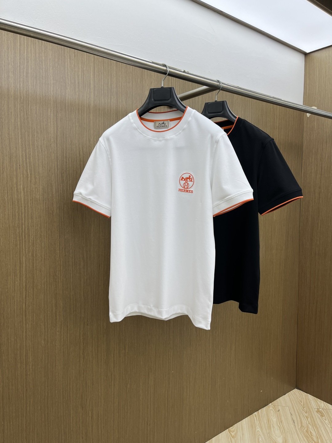 NO:726761,Early spring Her advanced customization 2026 spring and summer new style first counter latest short-sleeved round neck T-shirt high-end customization design avant-garde fashion!  The brand logo is designed with heavy craftsmanship. High-end customized mercerized cloud cotton fabric. Soft to the touch. Comfortable to wear. Exquisite stitching at the counter level. Fine workmanship. The upper body effect is incomparably handsome!  A must-have item for a stylish man!  Color Black White Size M-3XL D10,,T-shirt,tees,t-shirt,19860909早春 Her 高级定制 2026春夏新款首发专柜最新款短袖圆领T恤 高端订制 设计前卫时尚！品牌logo重工艺设计 高端定制丝光云朵棉面料.手感柔软.穿着舒适.专柜级别精致车线.做工精细.上身效果无敌帅气！型男必备单品！ 颜色黑色 白色 码数M-3XL D10,,T-shirt,tees，t-shirt,,Men's clothing