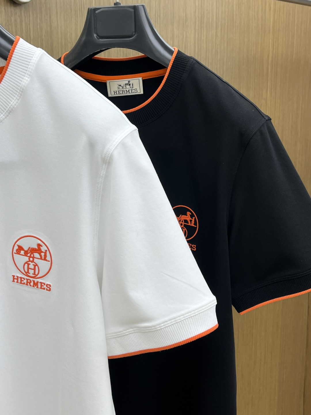 早春 Her 🔥🔥高级定制 2026春夏新款首发专柜最新款短袖圆领T恤 高端订制 设计前卫时尚！品牌lo