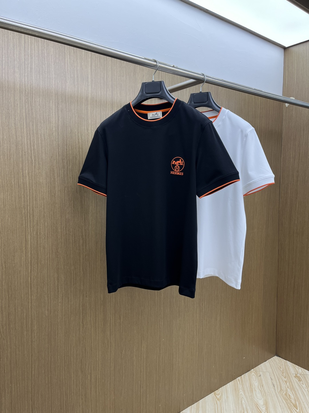 NO:726766,Early spring HER advanced customization 2026 spring and summer new style debut counter latest short-sleeved round neck T-shirt high-end customization design avant-garde fashion!  The brand logo is designed with heavy craftsmanship. High-end customized mercerized cloud cotton fabric. Soft to the touch. Comfortable to wear. Exquisite stitching at the counter level. Fine workmanship. The upper body effect is incomparably handsome!  A must-have item for a stylish man!  Color Black White Size M-3XL D10,,T-shirt,tees,t-shirt,19860909早春 HER 高级定制 2026春夏新款首发专柜最新款短袖圆领T恤 高端订制 设计前卫时尚！品牌logo重工艺设计 高端定制丝光云朵棉面料.手感柔软.穿着舒适.专柜级别精致车线.做工精细.上身效果无敌帅气！型男必备单品！ 颜色黑色 白色 码数M-3XL D10,,T-shirt,tees，t-shirt,,Men's clothing