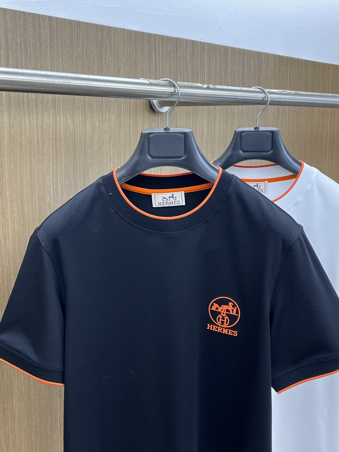 早春 HER 🔥🔥高级定制 2026春夏新款首发专柜最新款短袖圆领T恤 高端订制 设计前卫时尚！品牌lo