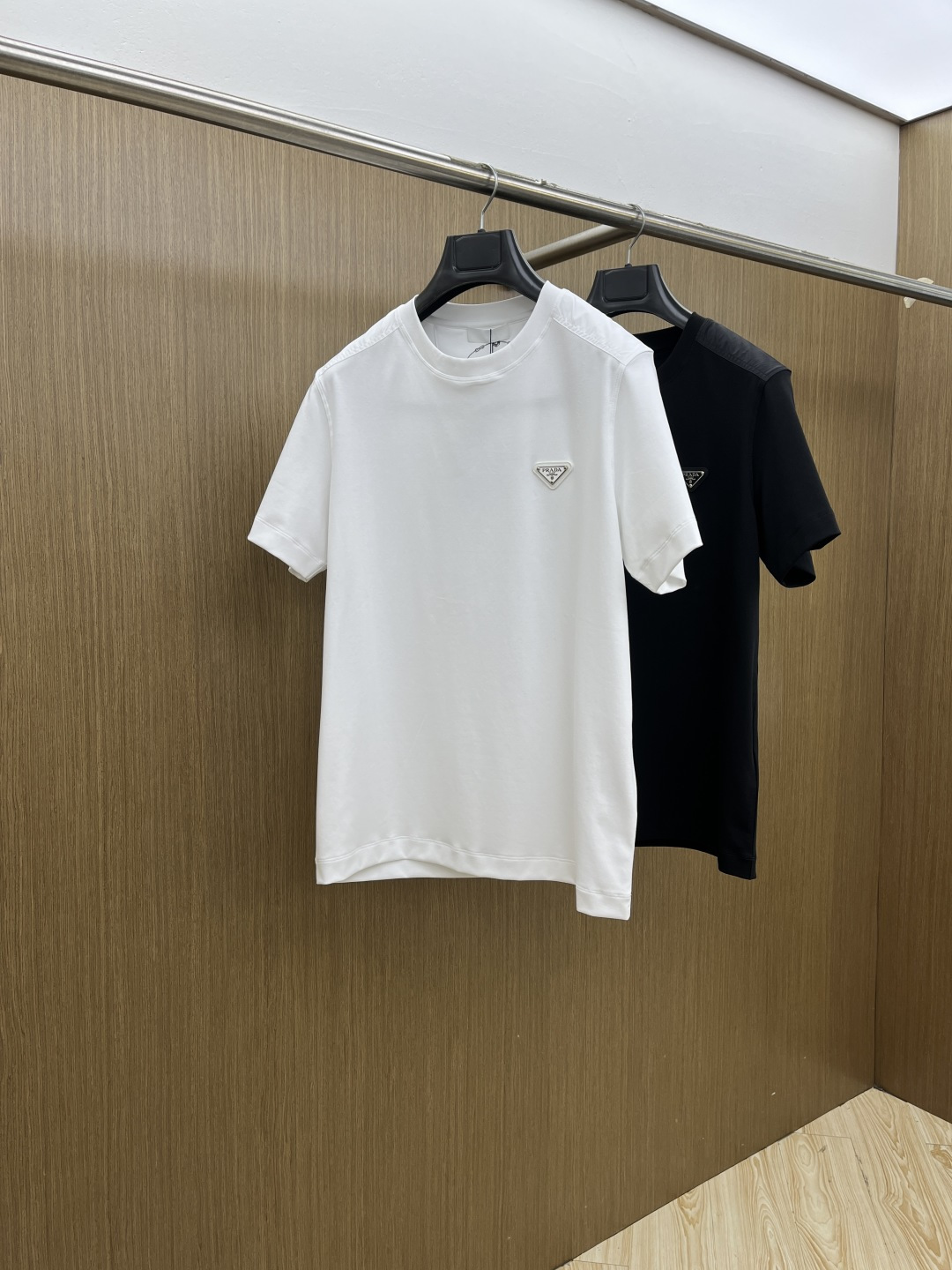 早春 PD 🔥🔥高级定制 2026春夏新款首发专柜最新款短袖圆领T恤 高端订制 设计前卫时尚！品牌log