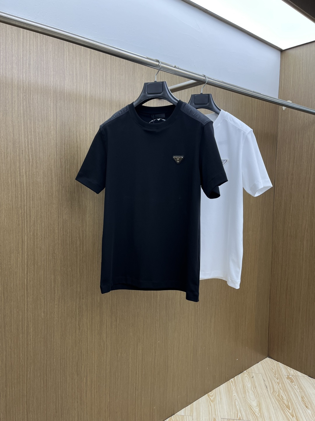 NO:726771,Early spring PD advanced customization 2026 spring and summer new style first counter latest short-sleeved round neck T-shirt high-end customization design avant-garde fashion!  The brand logo is designed with heavy craftsmanship. High-end customized mercerized cloud cotton fabric. Soft to the touch. Comfortable to wear. Exquisite stitching at the counter level. Fine workmanship. The upper body effect is incomparably handsome!  A must-have item for a stylish man!  Color Black White Size M-3XL D10,,T-shirt,tees,t-shirt,19860909早春 PD 高级定制 2026春夏新款首发专柜最新款短袖圆领T恤 高端订制 设计前卫时尚！品牌logo重工艺设计 高端定制丝光云朵棉面料.手感柔软.穿着舒适.专柜级别精致车线.做工精细.上身效果无敌帅气！型男必备单品！ 颜色黑色 白色 码数M-3XL D10,,T-shirt,tees，t-shirt,,Men's clothing